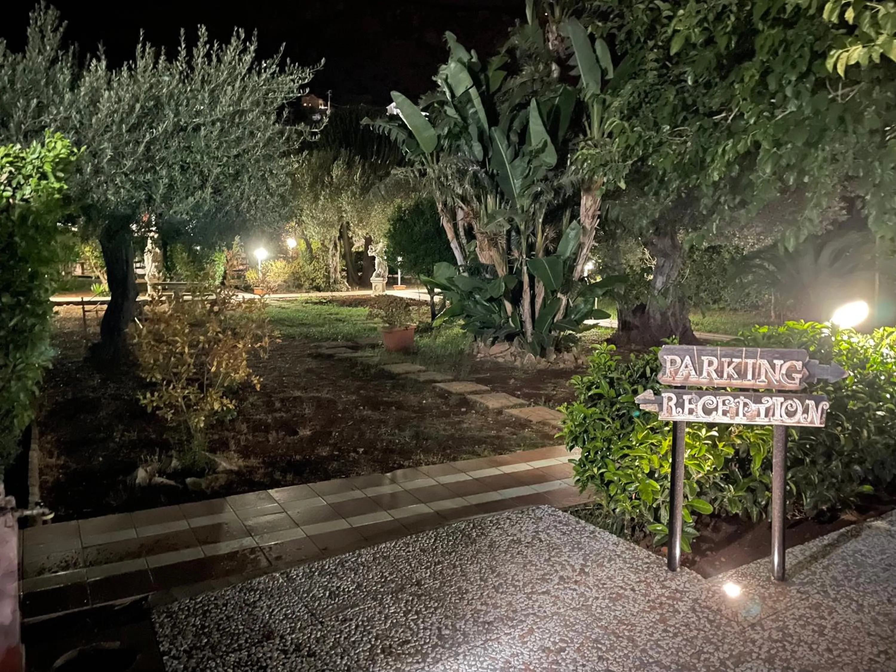 Garden in Grotta dei Puntali B&B