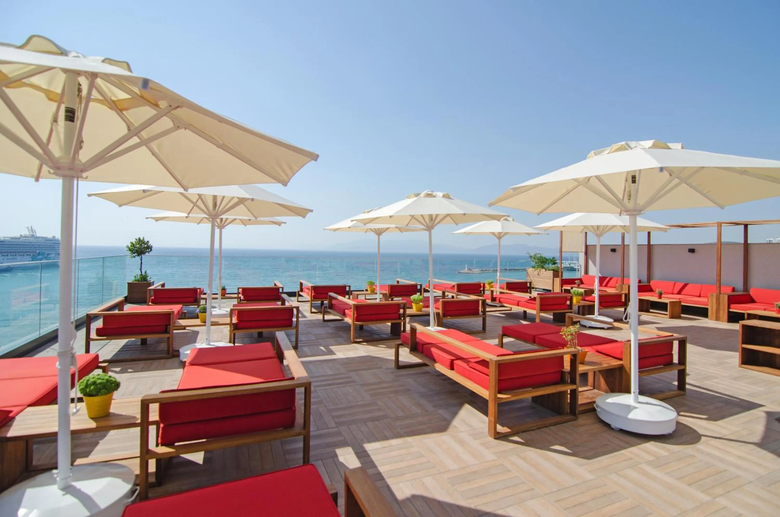 Swimming pool in Ilayda Avantgarde Hotel