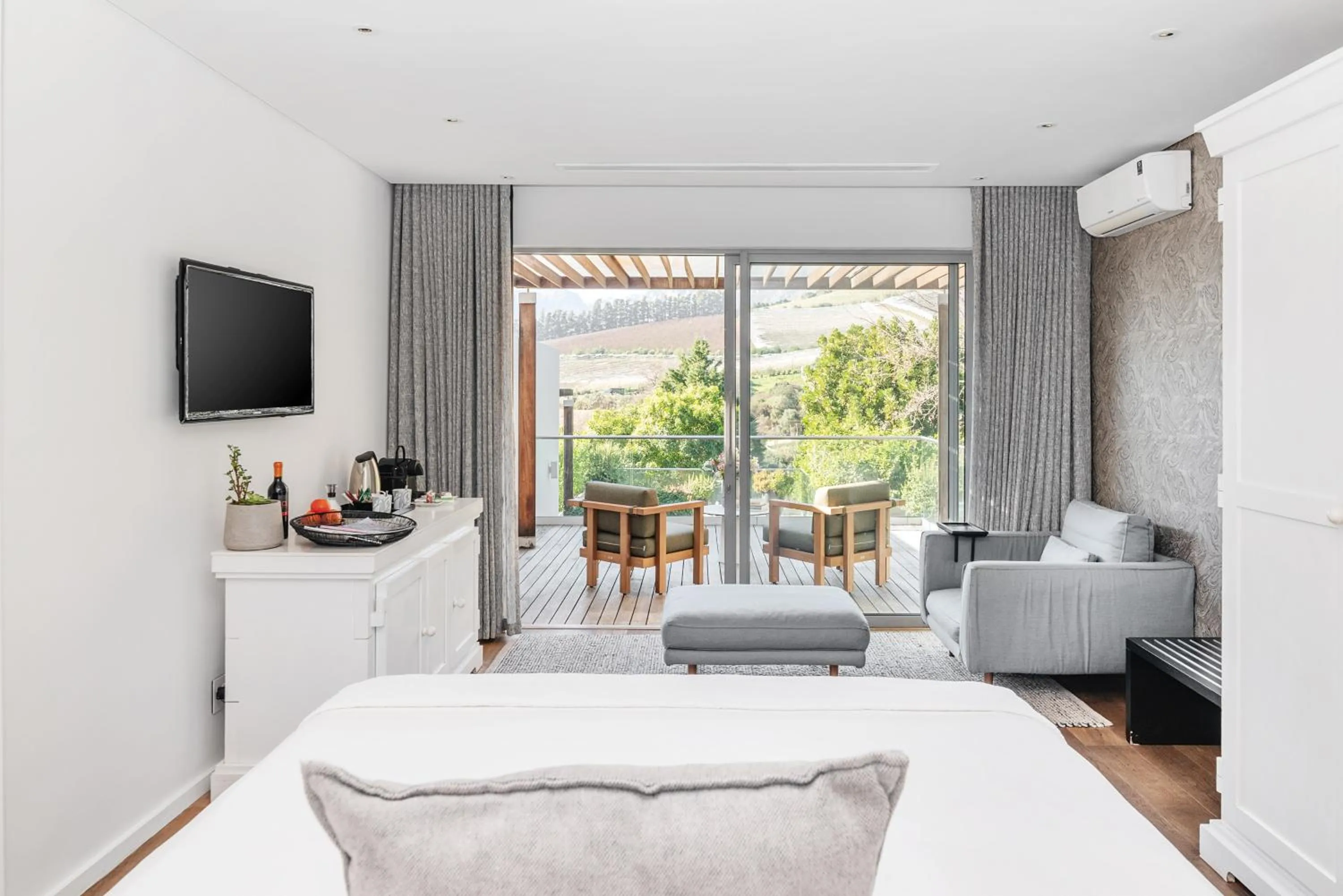 Photo of the whole room, Bed in Clouds Estate