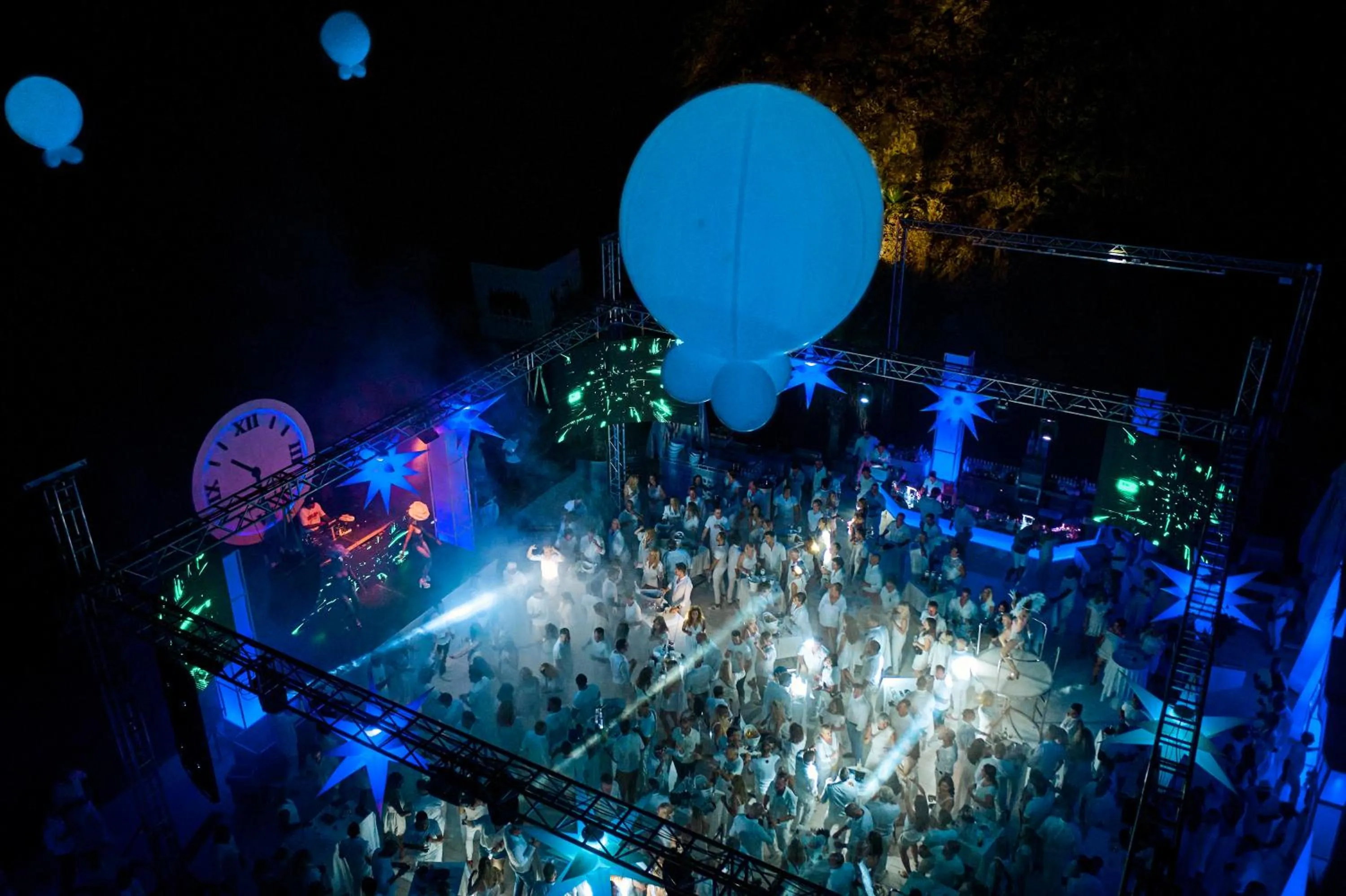 Nightclub / DJ in ROBINSON CAMYUVA - Adults only