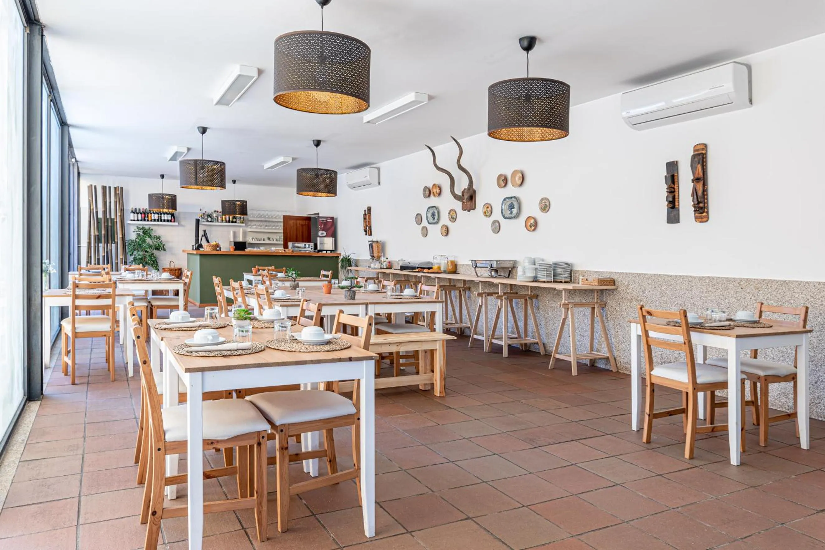 Restaurant/places to eat in Alamal River Club