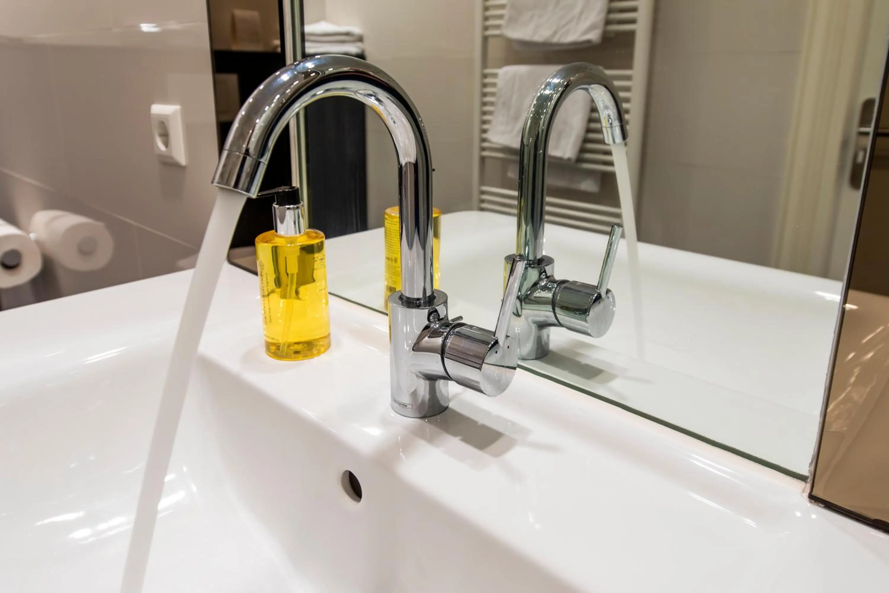 Bathroom in Hotel La Rosa Amsterdam Beach