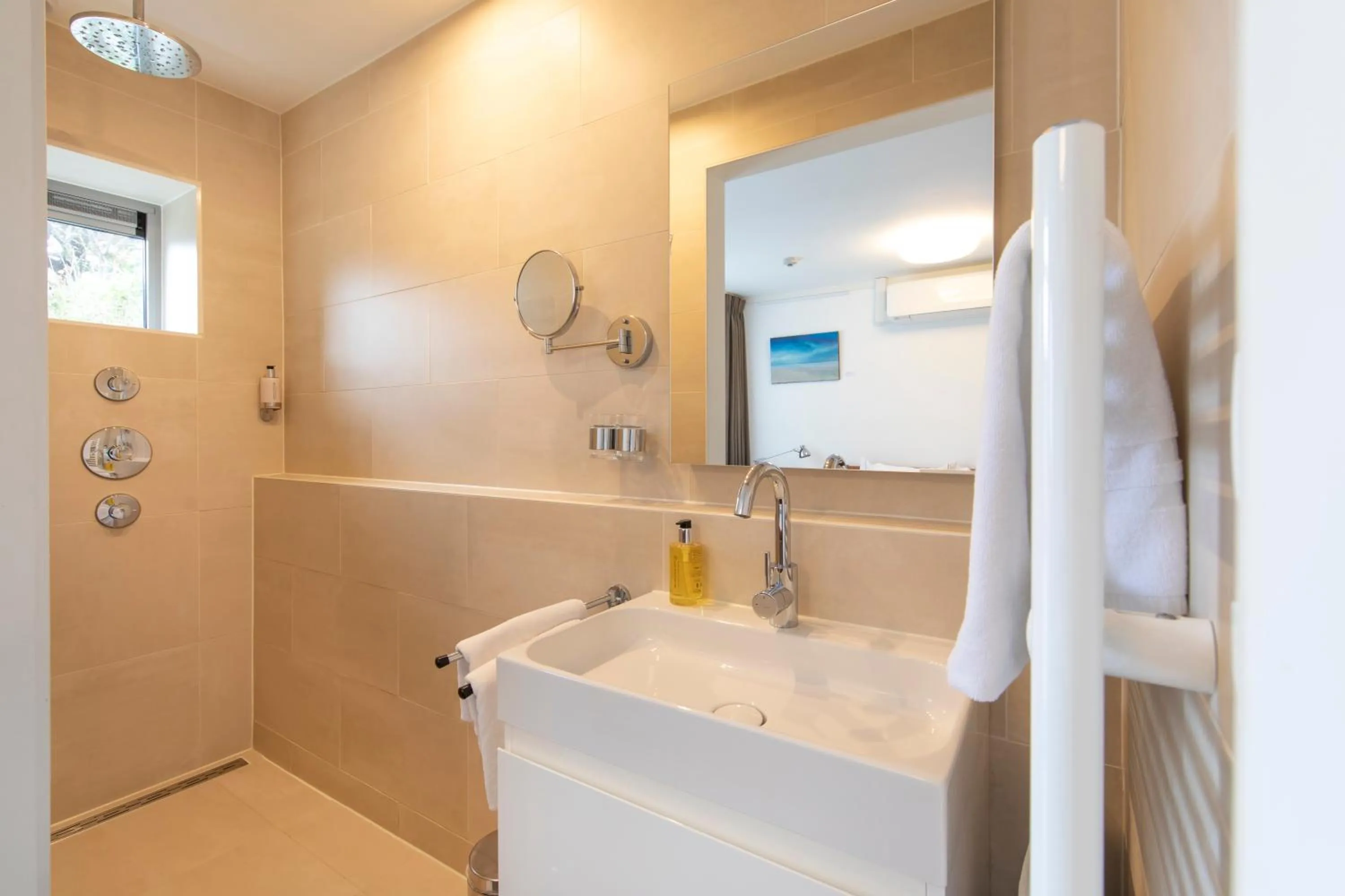 Bathroom in Hotel La Rosa Amsterdam Beach