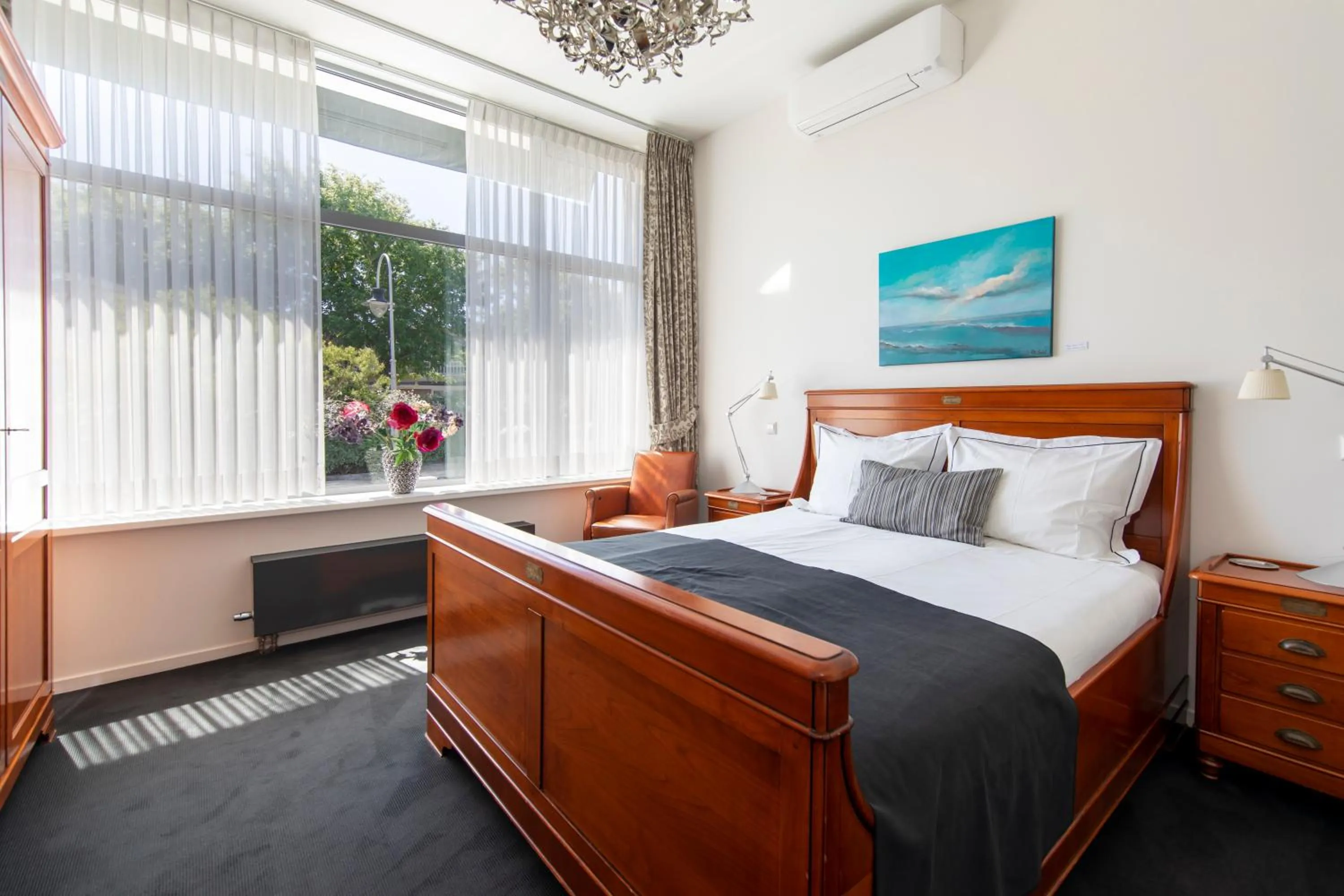 Bed in Hotel La Rosa Amsterdam Beach