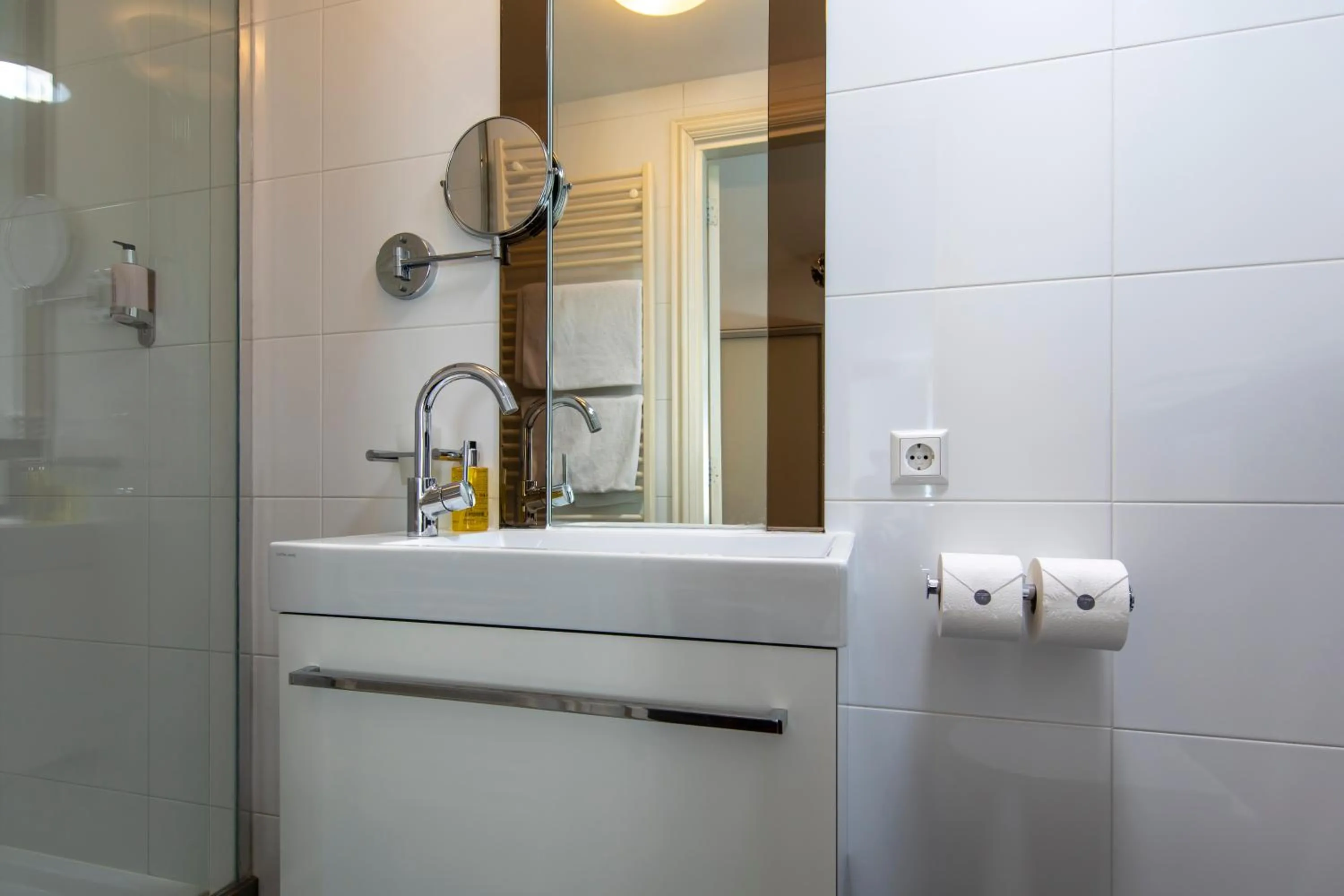 Bathroom in Hotel La Rosa Amsterdam Beach