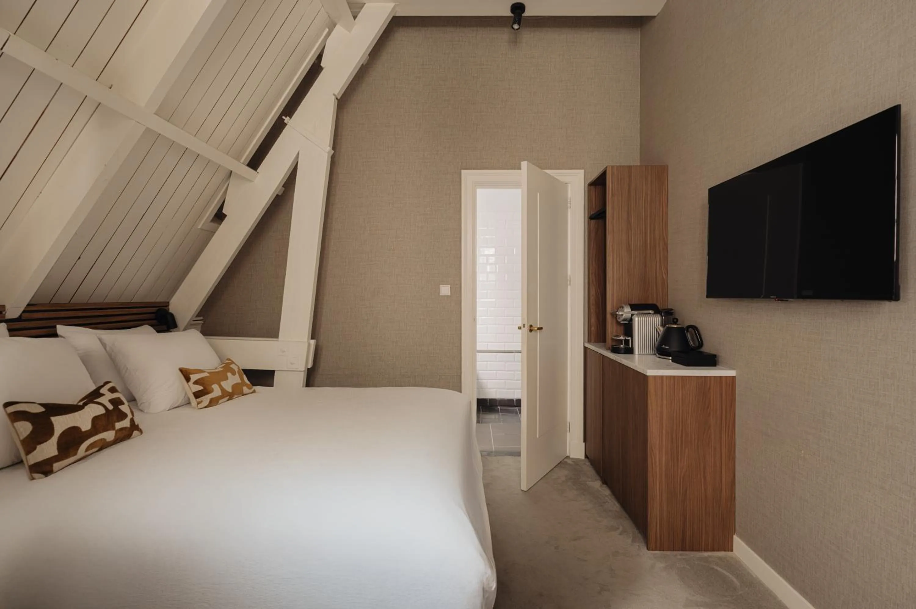 Bed in Adam's Canal House