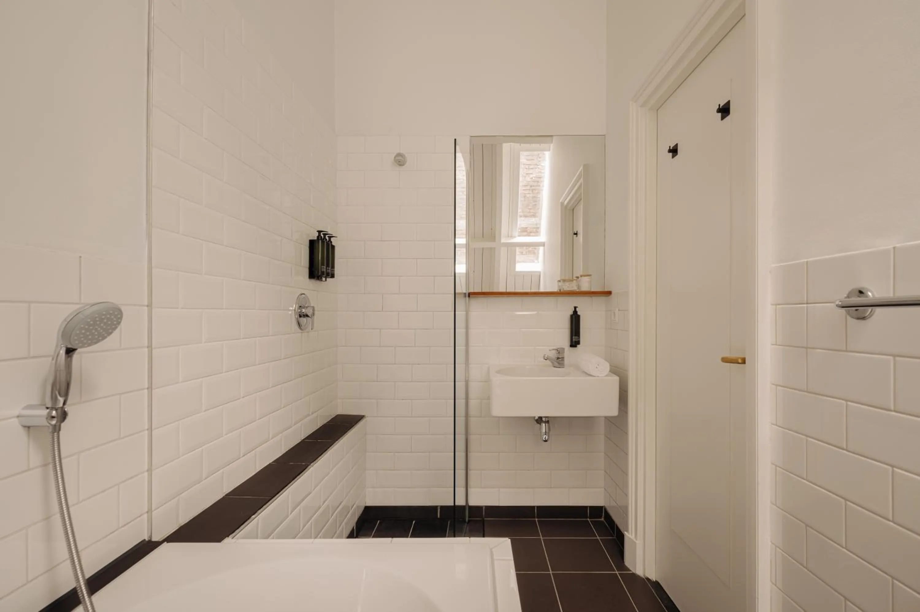 Shower, Bed in Adam's Canal House