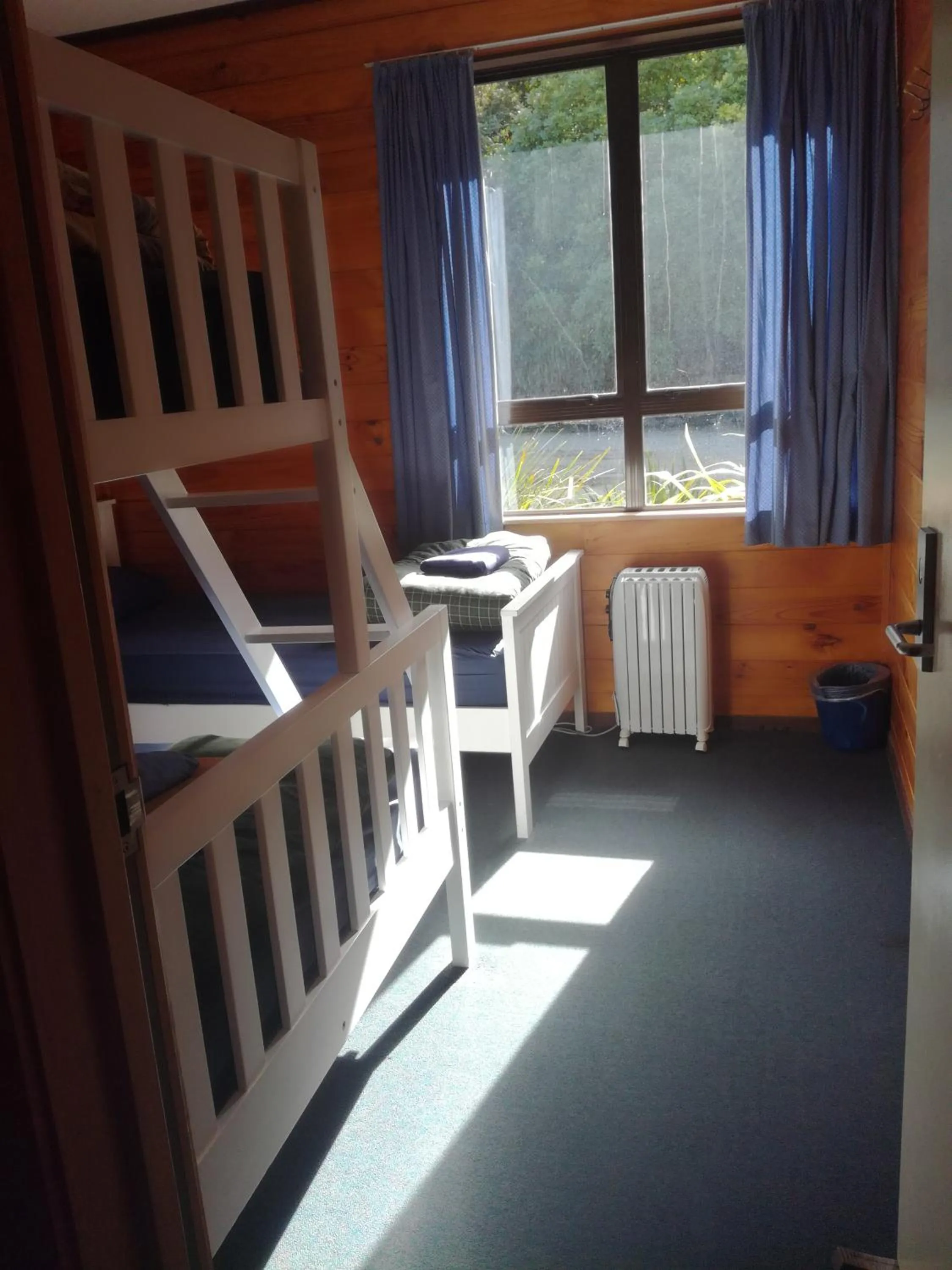 Photo of the whole room, Bed in JunoHall Backpackers