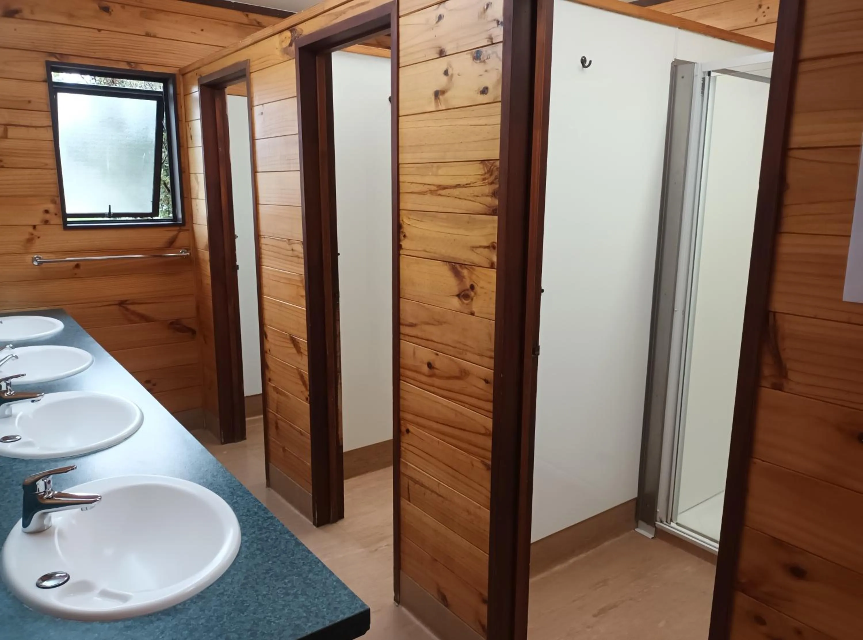 Shower in JunoHall Backpackers