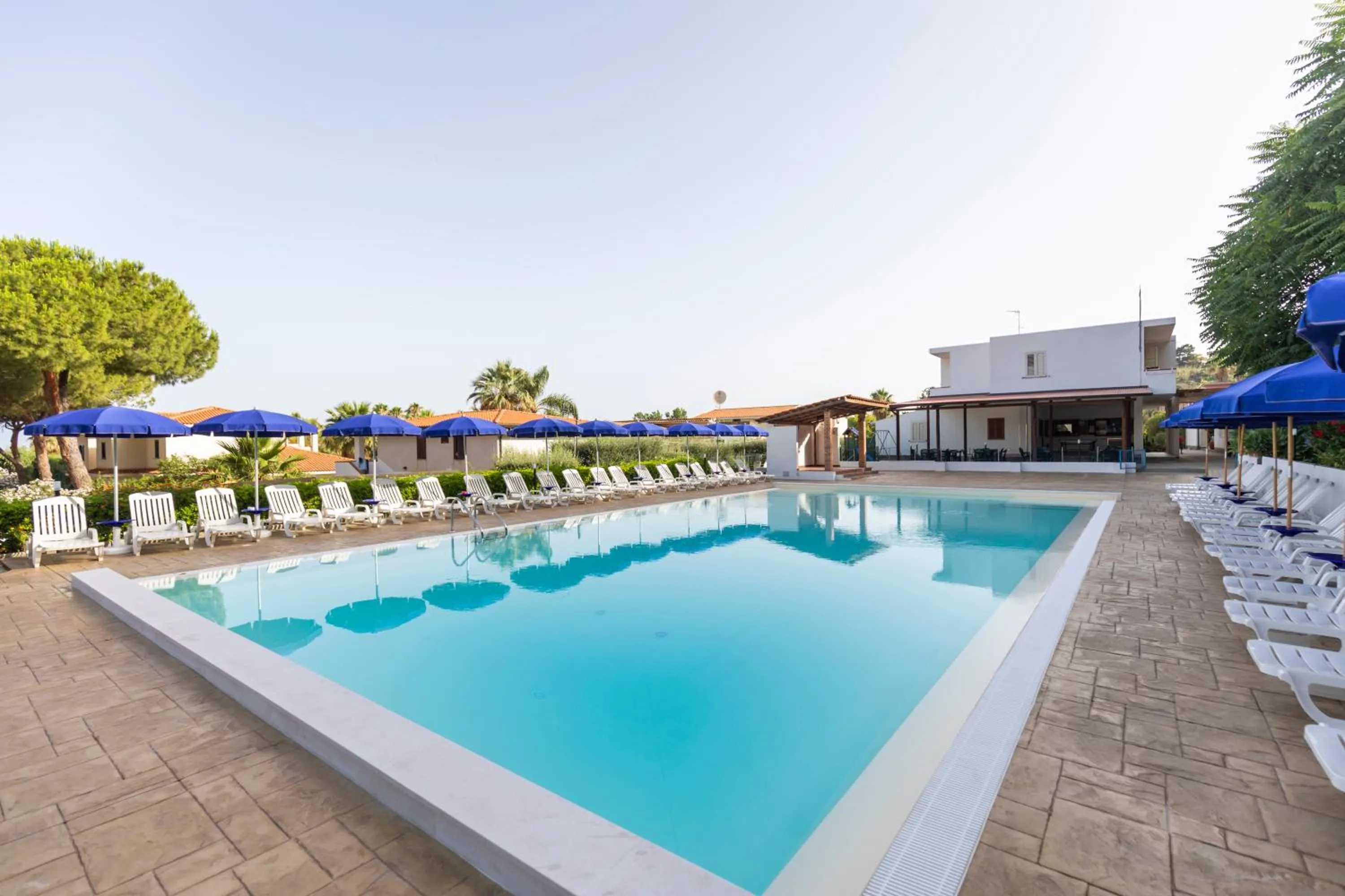 Swimming pool in Residence Limoneto