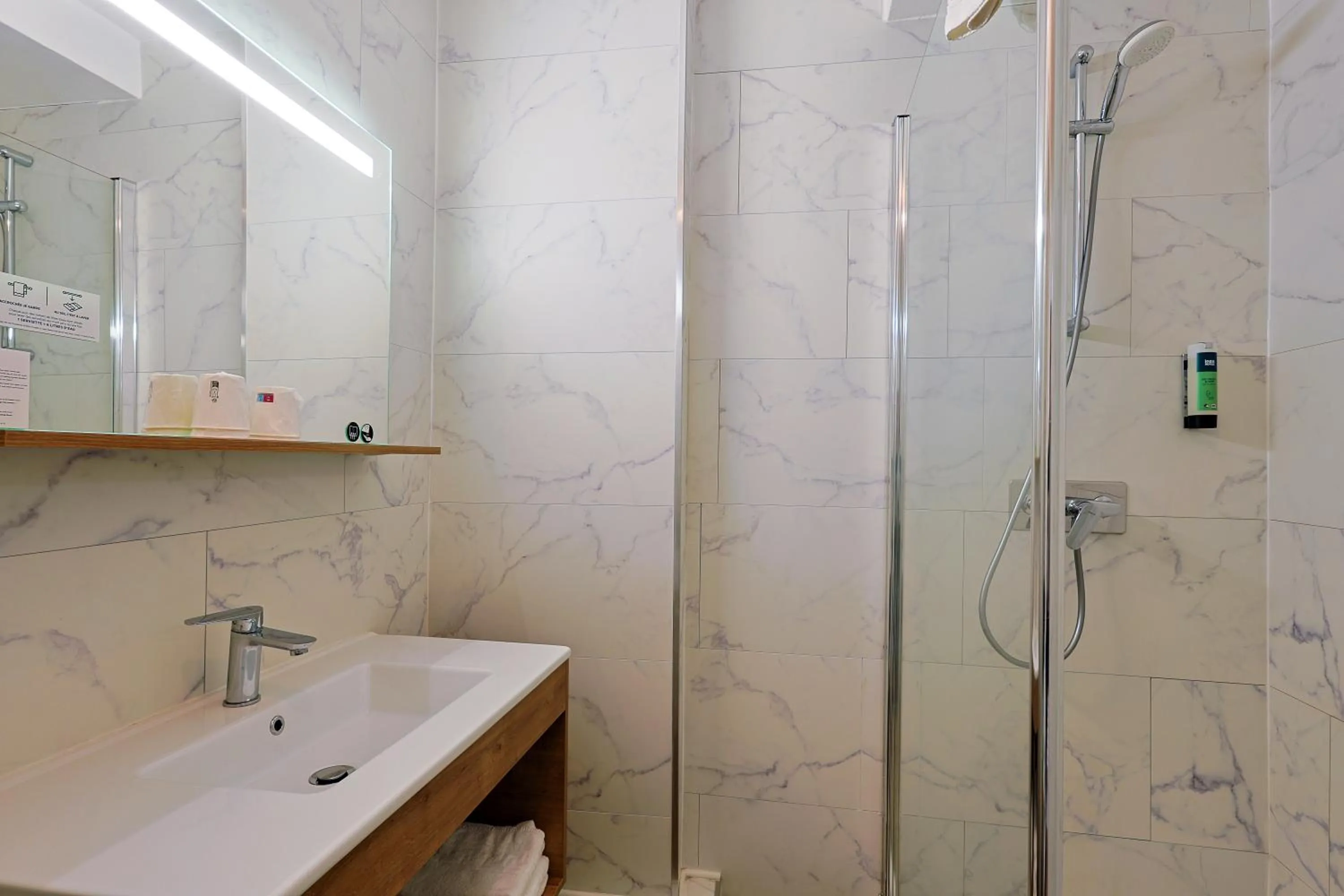 Shower in Logis Hôtel & Restaurant Mediterranee