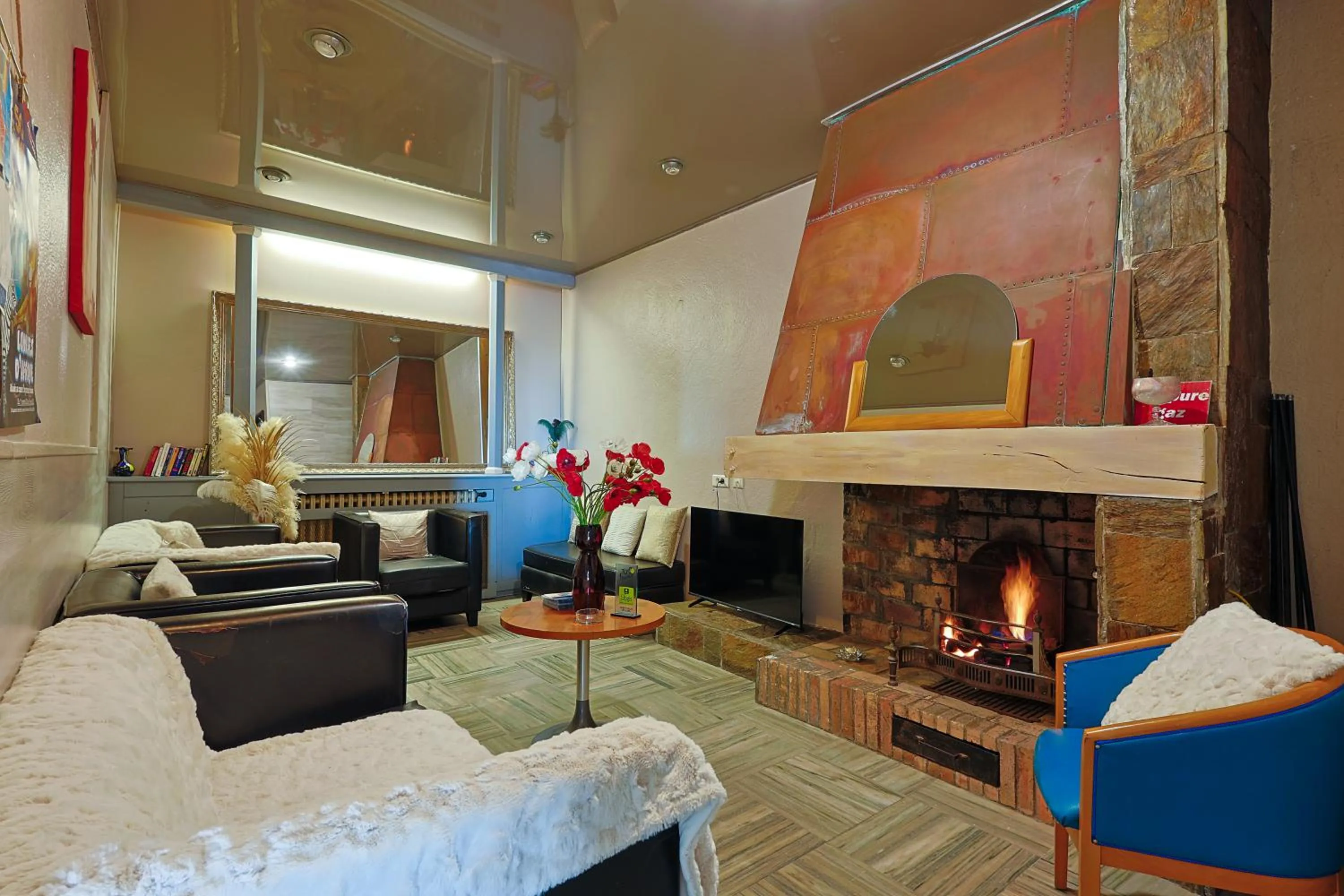 Seating area in Logis Hôtel & Restaurant Mediterranee