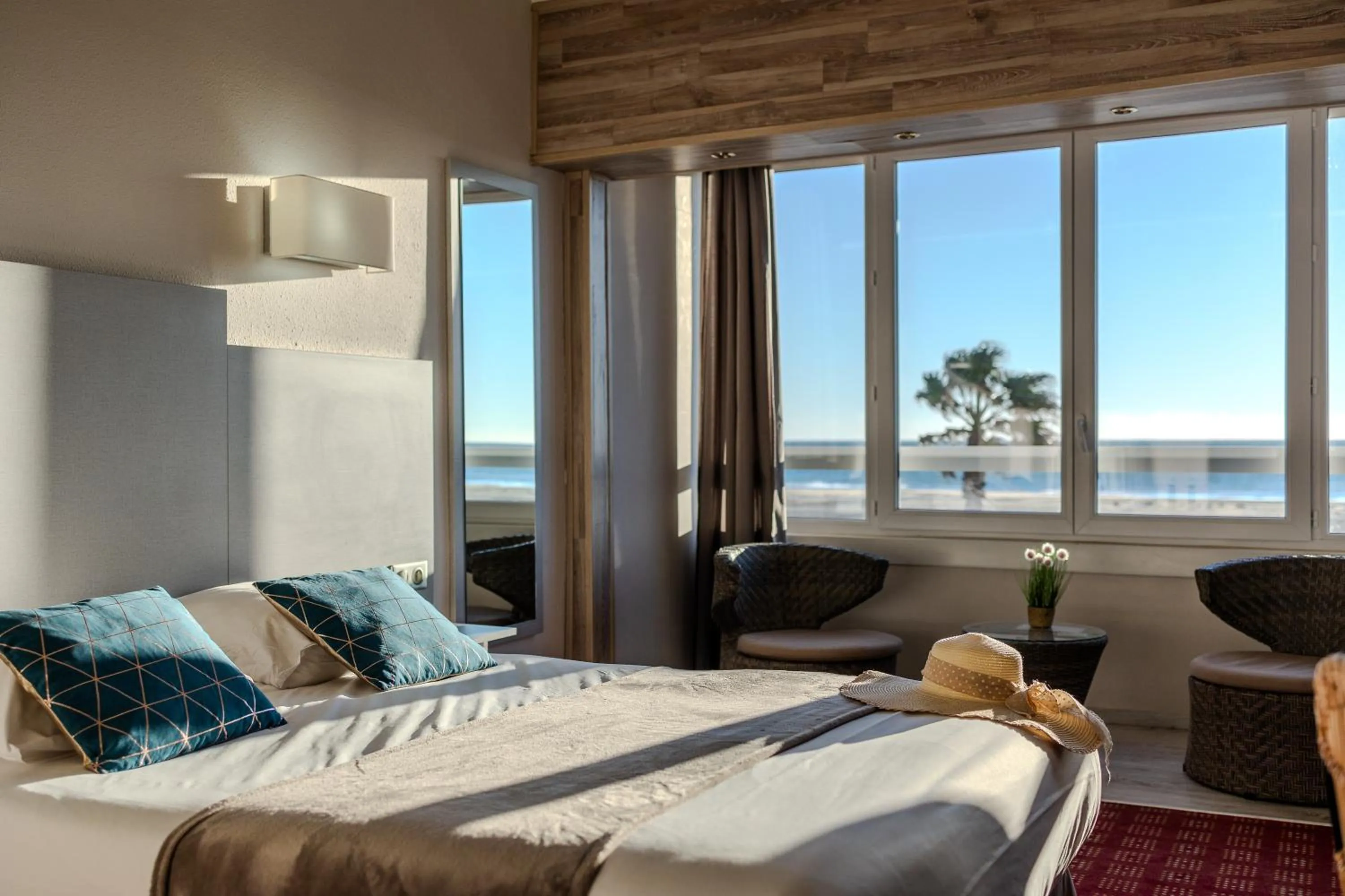 Bed in Logis Hôtel & Restaurant Mediterranee