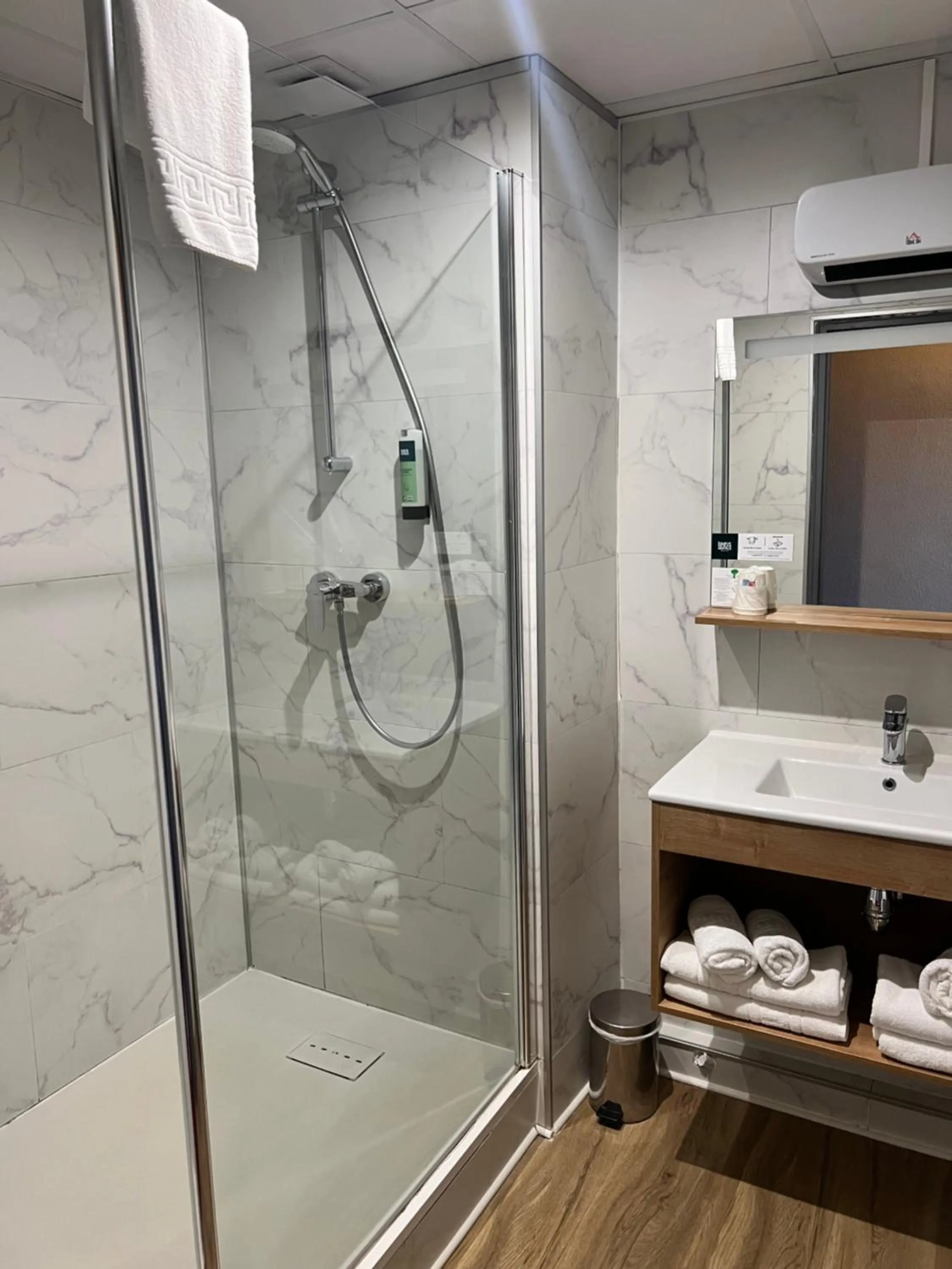 Shower in Logis Hôtel & Restaurant Mediterranee