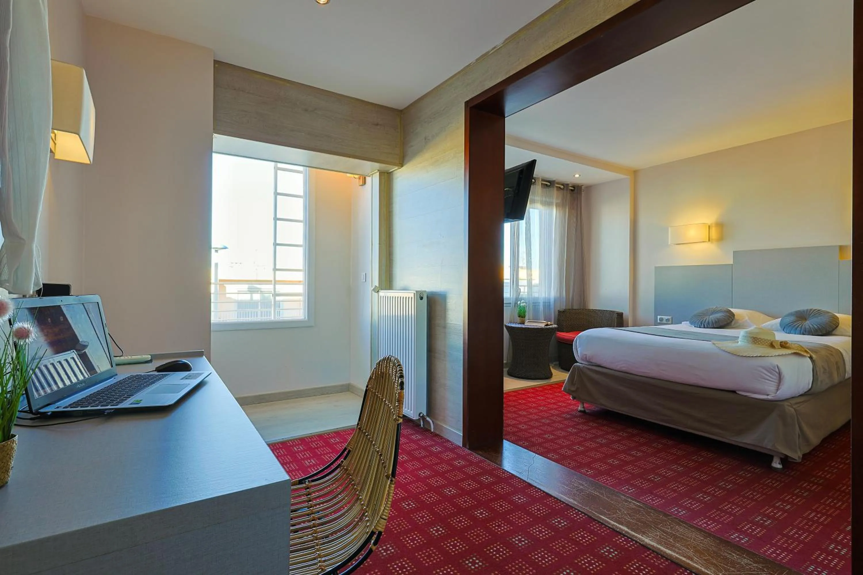 Bed in Logis Hôtel & Restaurant Mediterranee