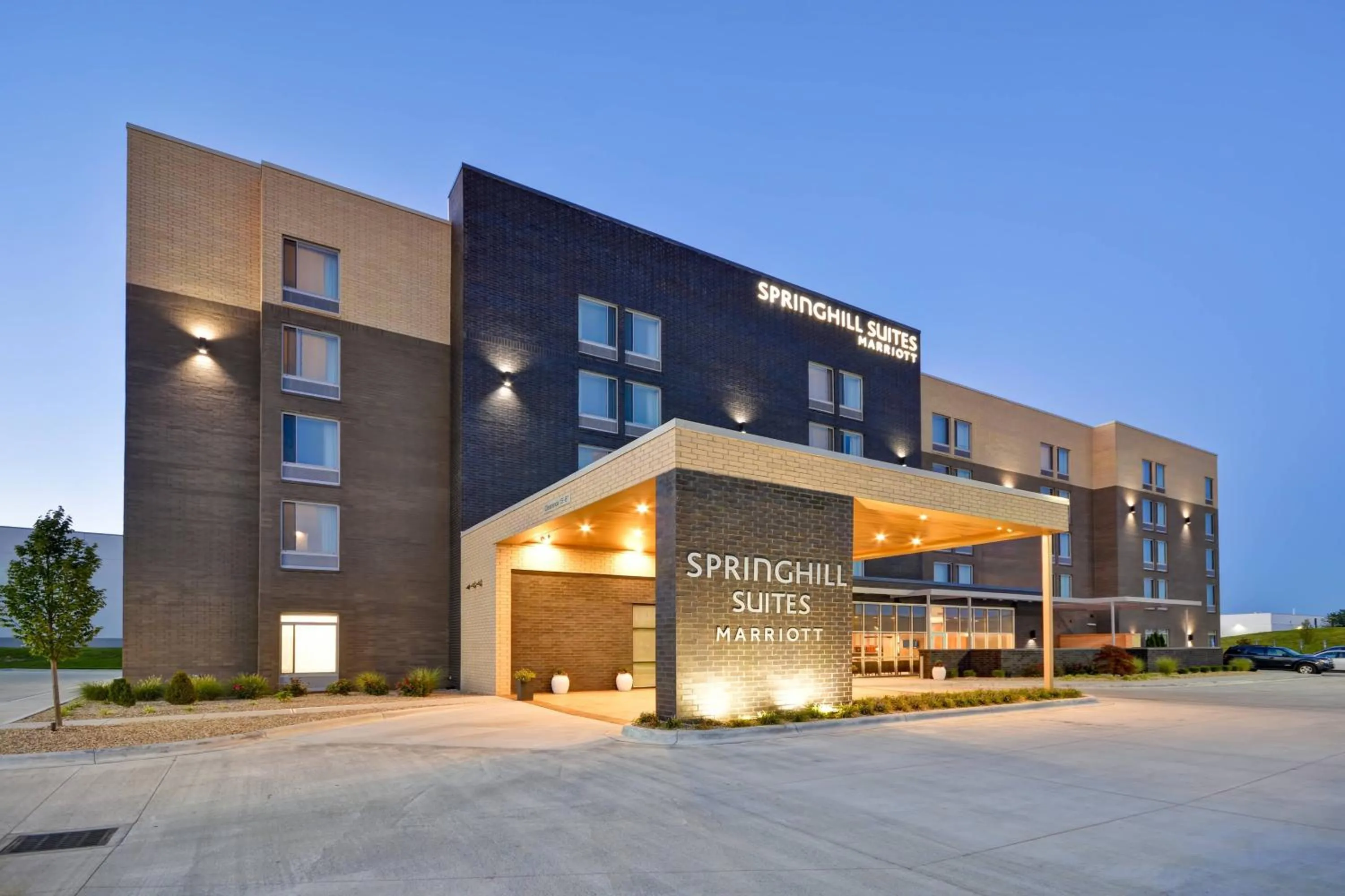 Property building in SpringHill Suites by Marriott Cincinnati Blue Ash