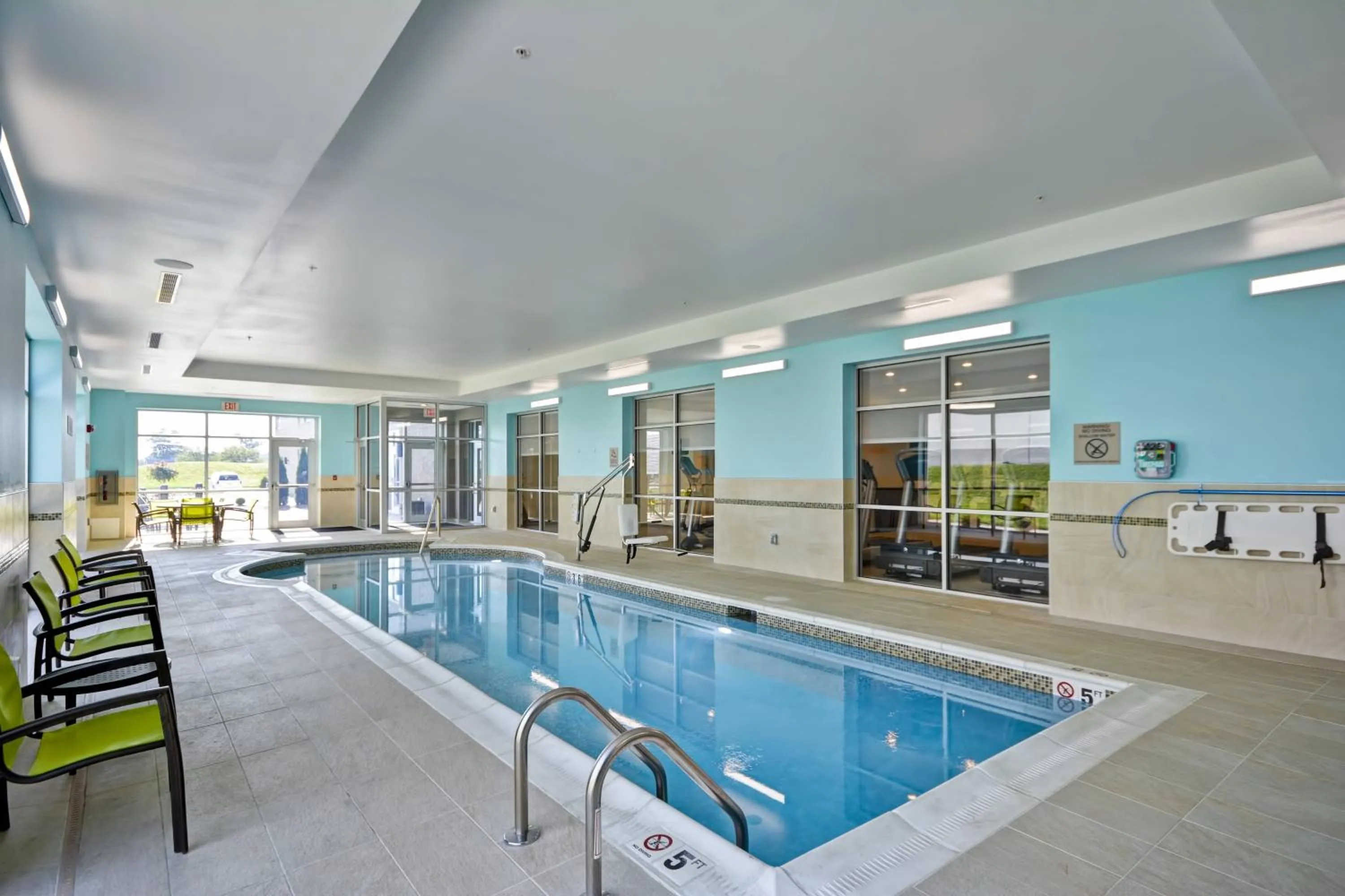 Swimming pool in SpringHill Suites by Marriott Cincinnati Blue Ash