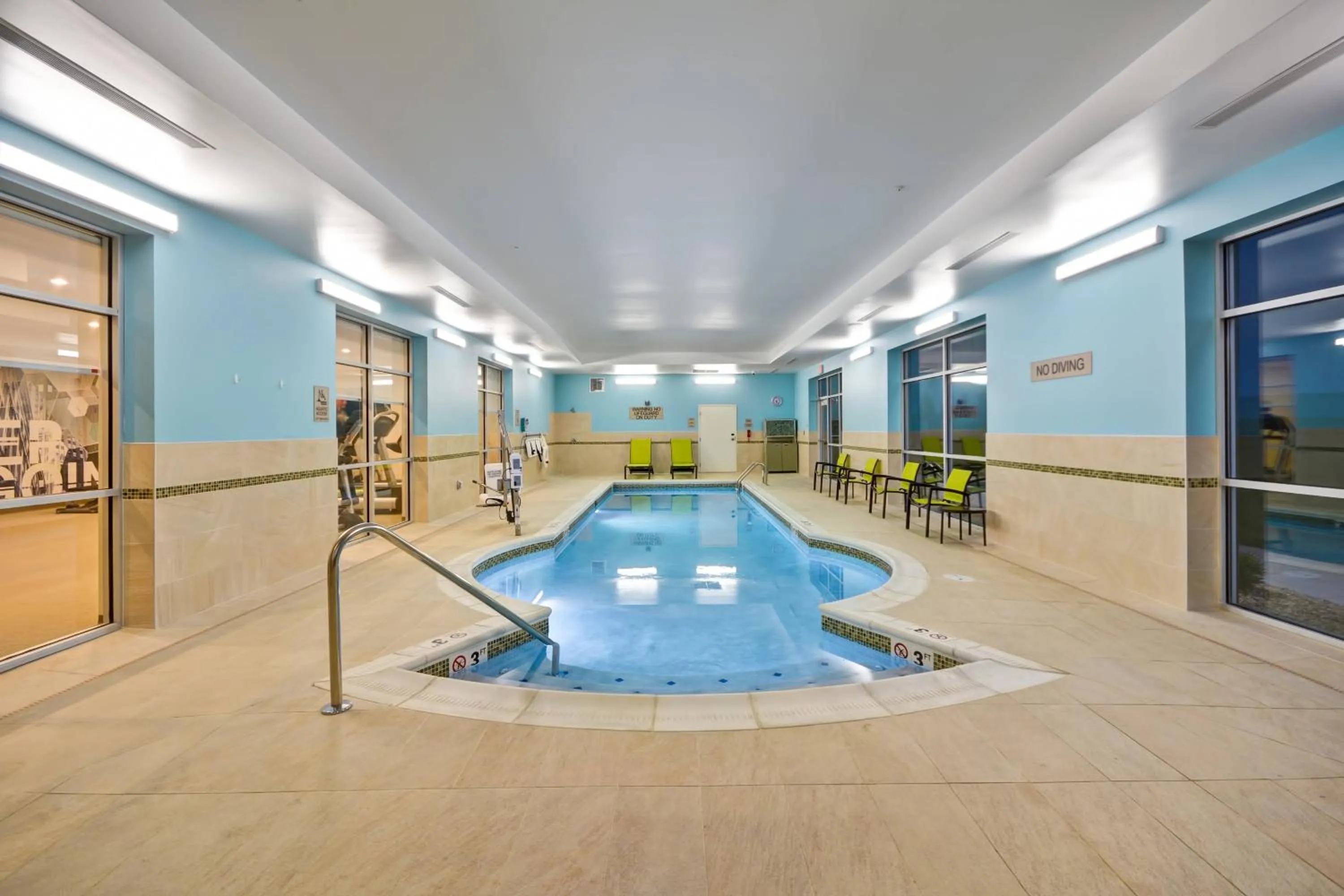 Swimming pool in SpringHill Suites by Marriott Cincinnati Blue Ash