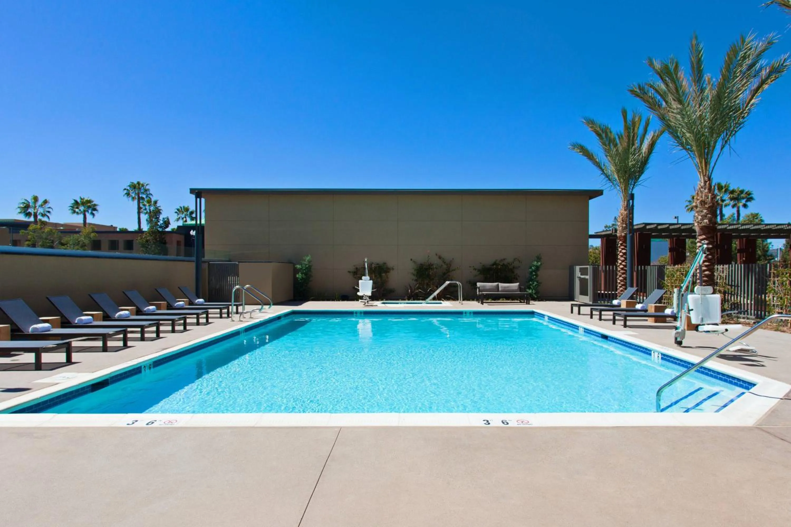 Swimming pool in Courtyard by Marriott San Diego El Cajon