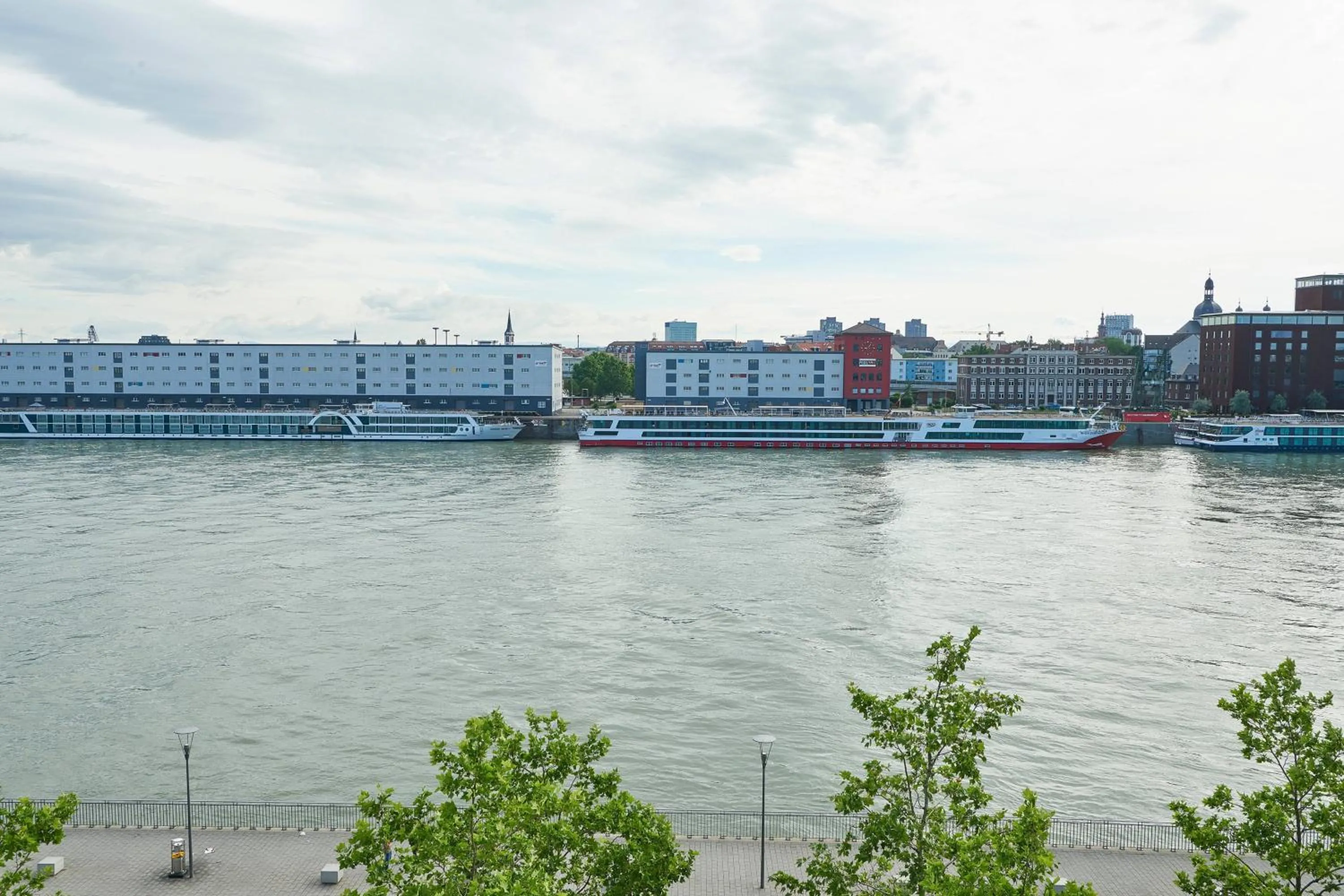 Photo of the whole room in Moxy Ludwigshafen