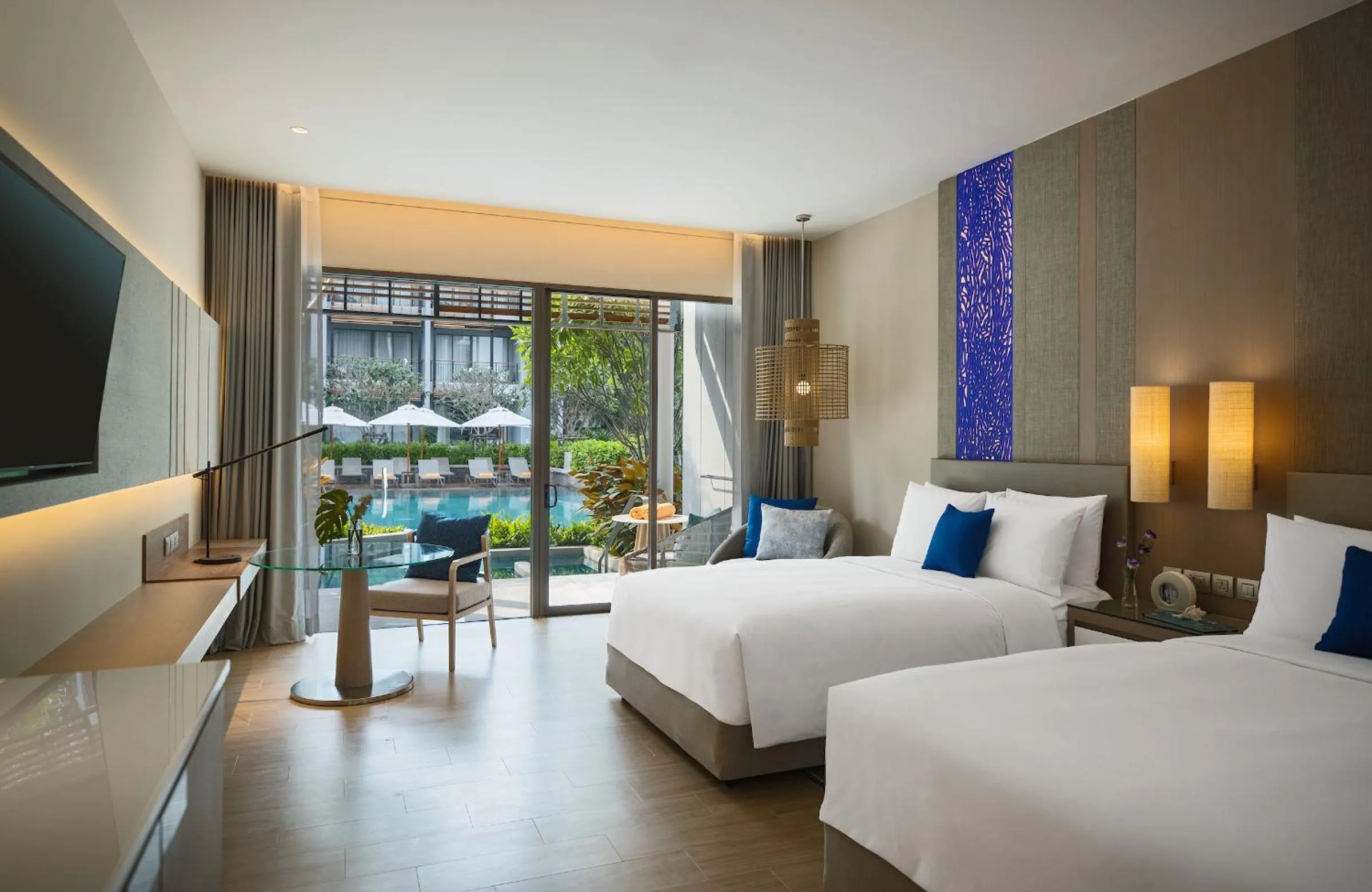 Bed in Renaissance Pattaya Resort & Spa