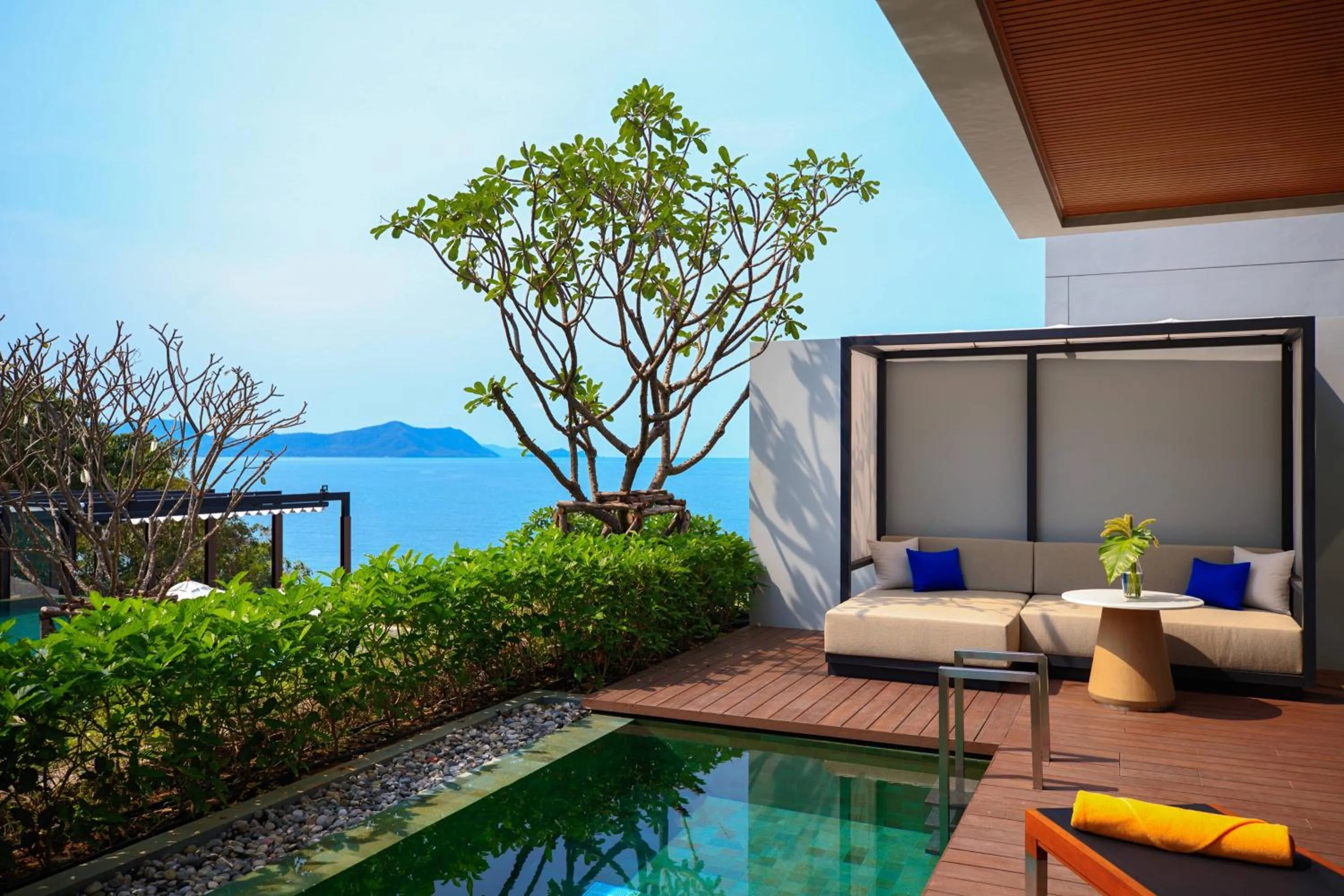 Swimming pool in Renaissance Pattaya Resort & Spa