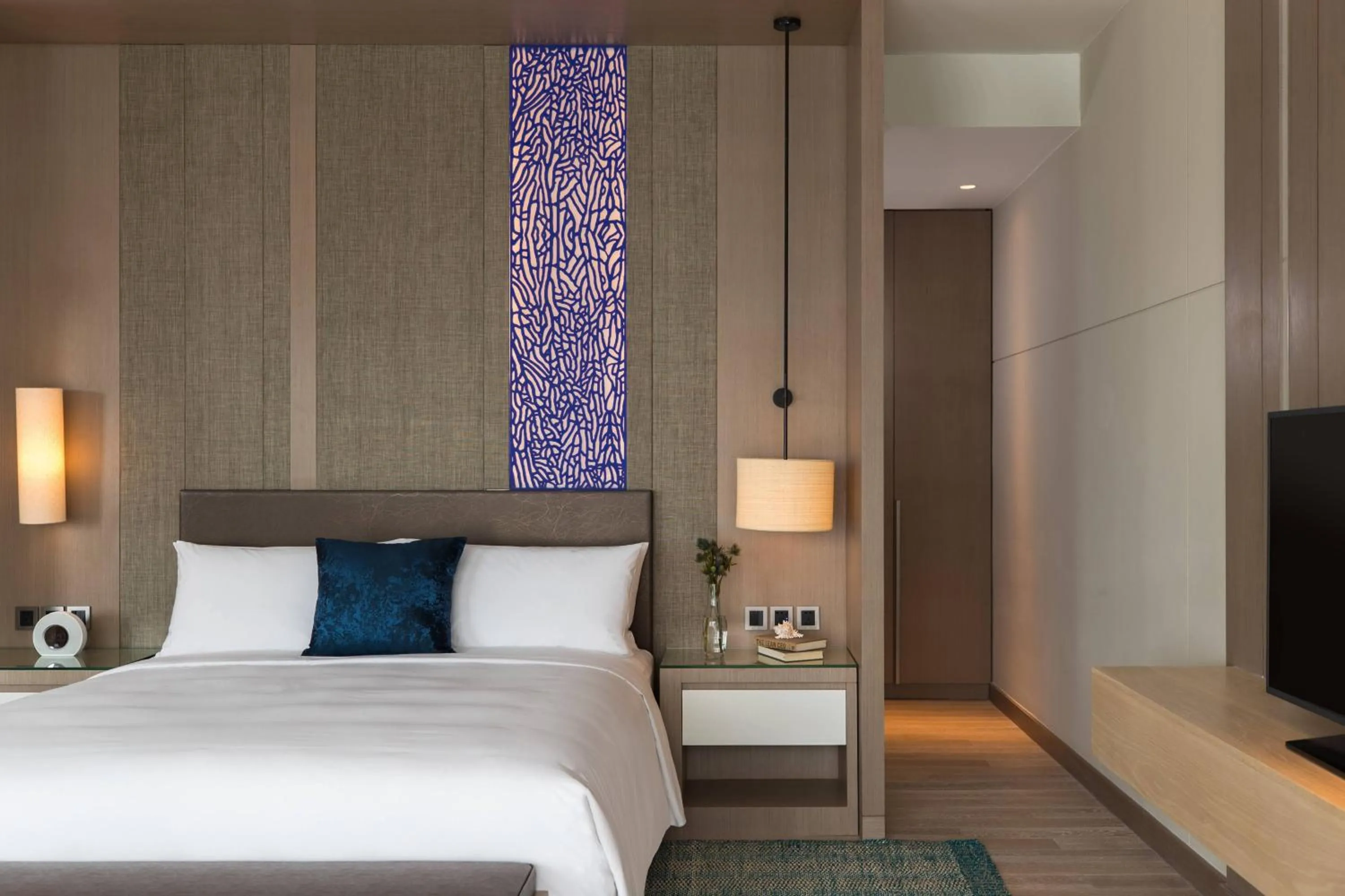 Swimming pool, Bed in Renaissance Pattaya Resort & Spa