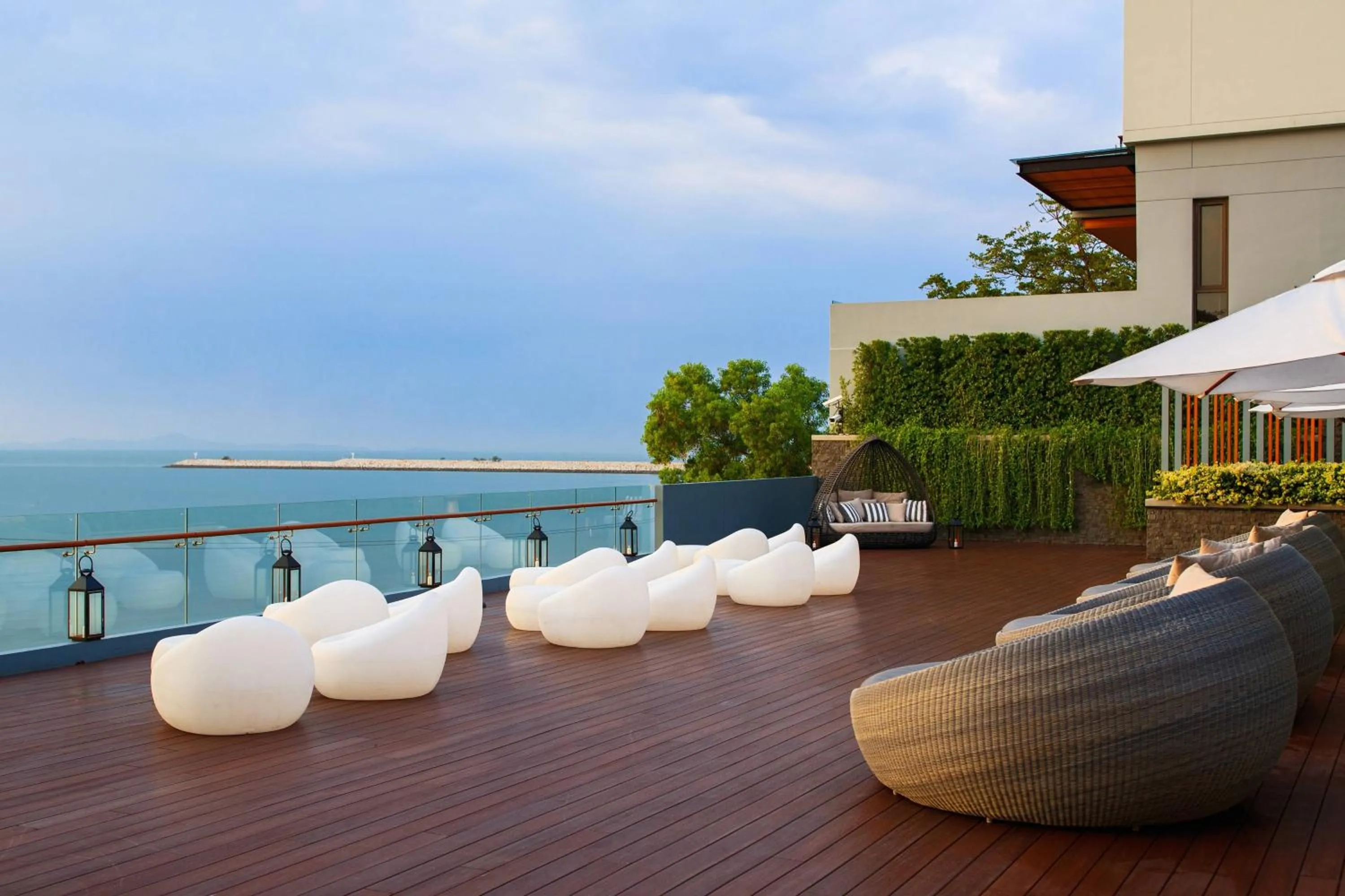 Lounge or bar in Renaissance Pattaya Resort & Spa