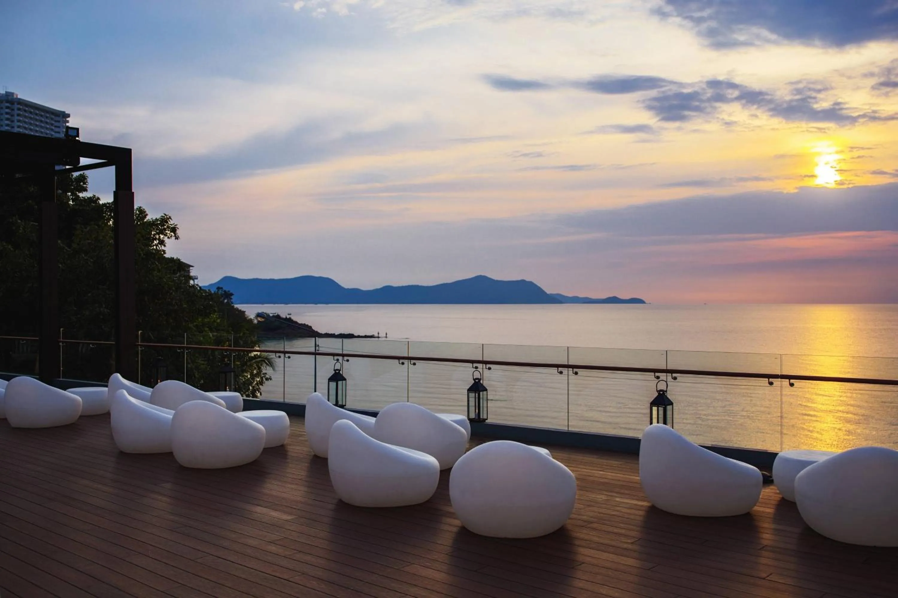 Lounge or bar in Renaissance Pattaya Resort & Spa