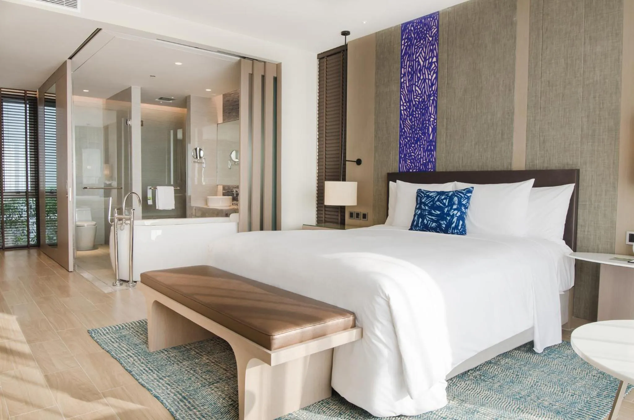 Bath, Bed in Renaissance Pattaya Resort & Spa