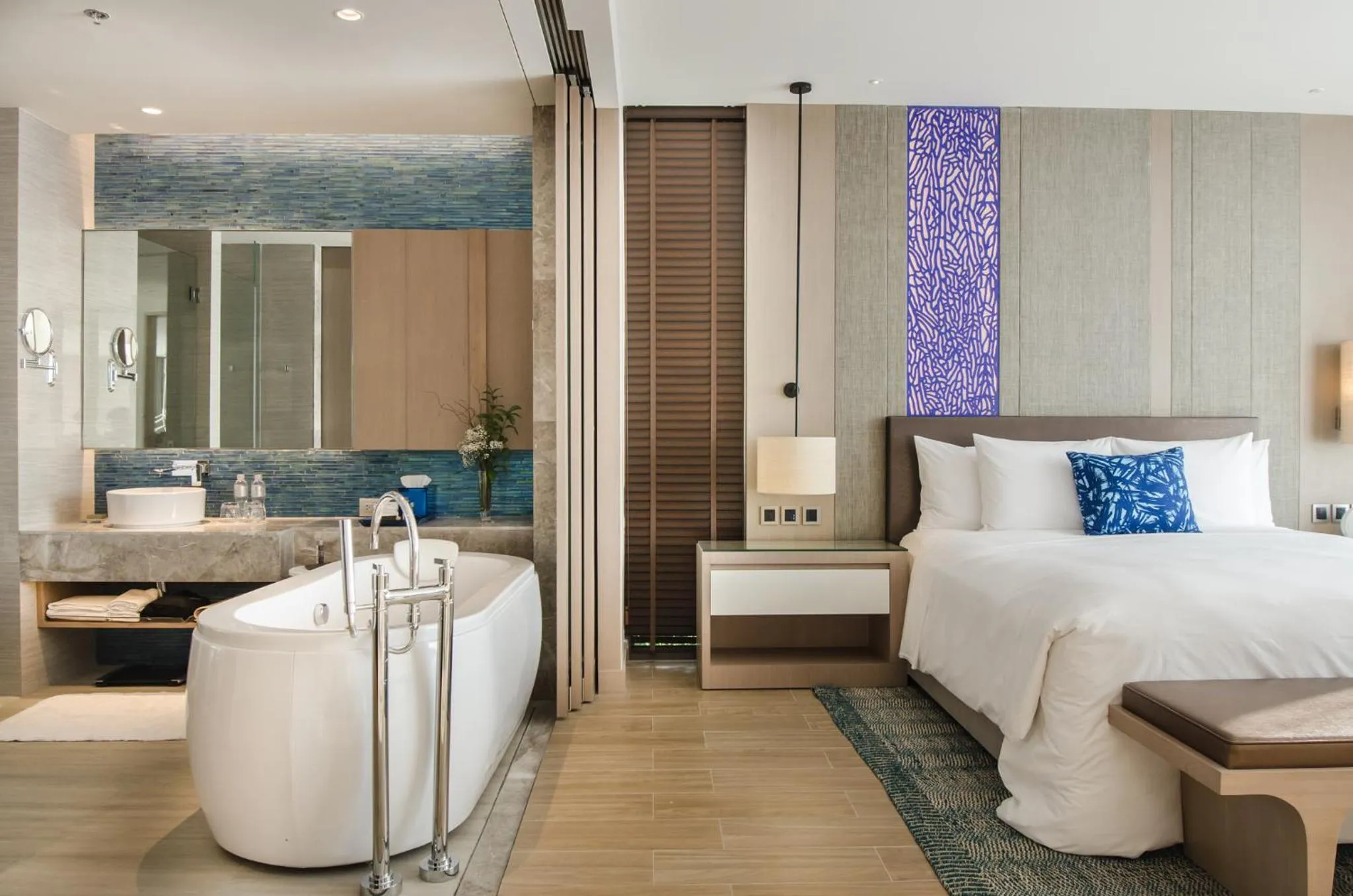 Bed in Renaissance Pattaya Resort & Spa