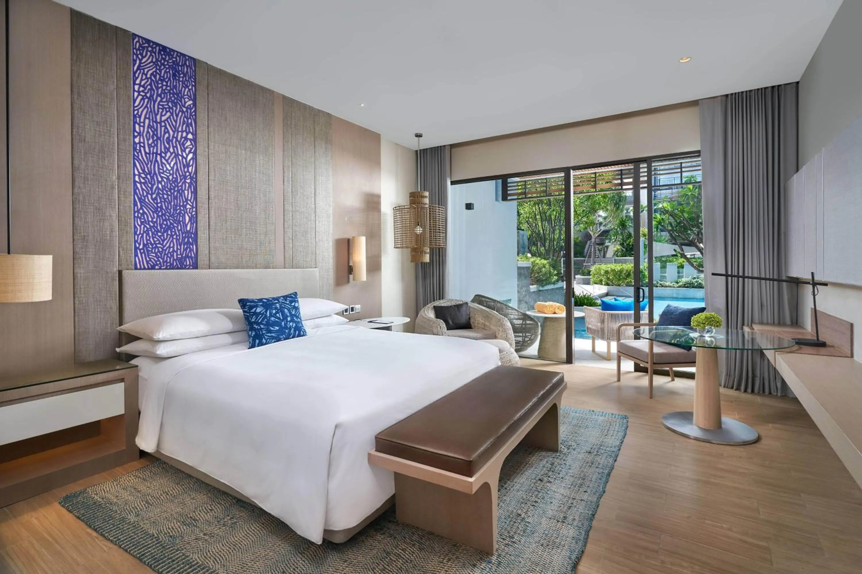 Swimming pool, Bed in Renaissance Pattaya Resort & Spa