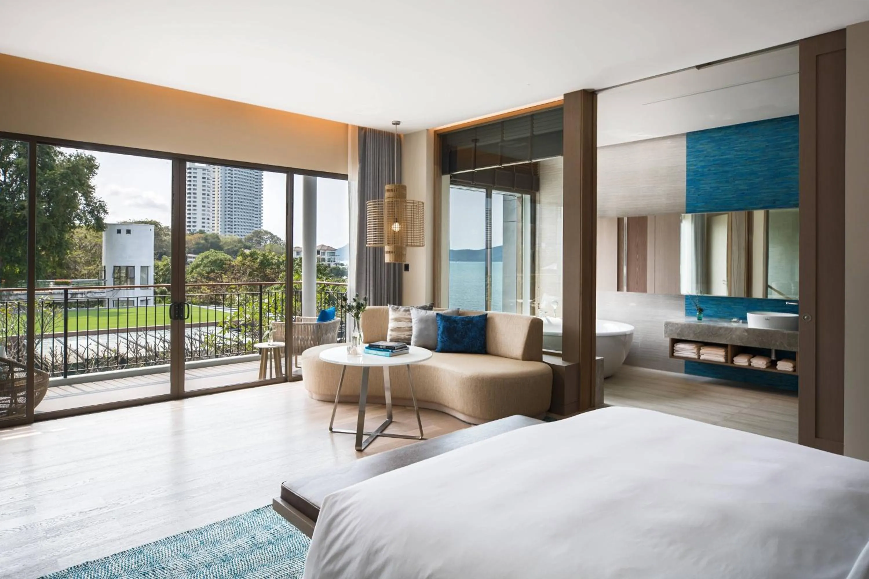 Swimming pool, Bed in Renaissance Pattaya Resort & Spa