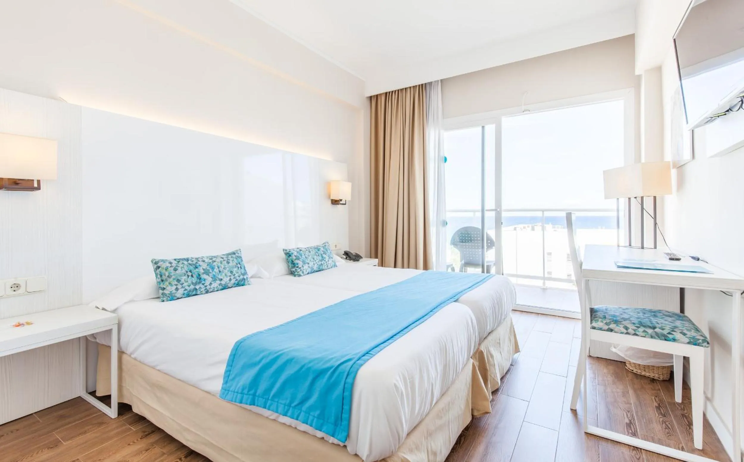 Photo of the whole room, Bed in BLUESEA Cala Millor
