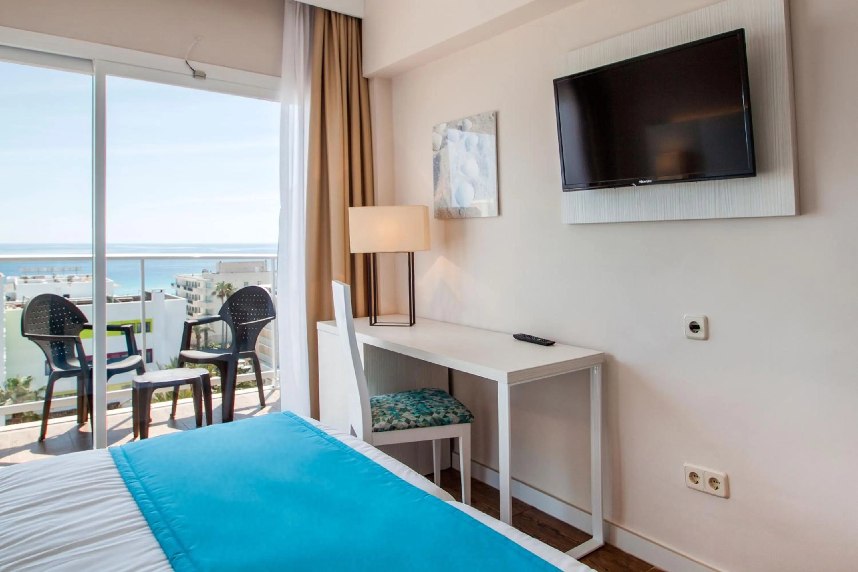 Photo of the whole room, Bed in BLUESEA Cala Millor