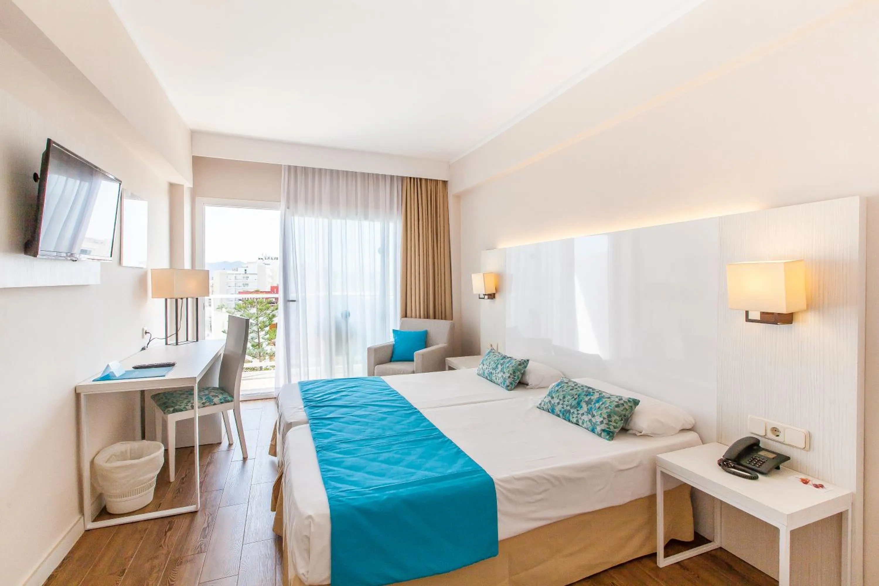 Photo of the whole room, Bed in BLUESEA Cala Millor