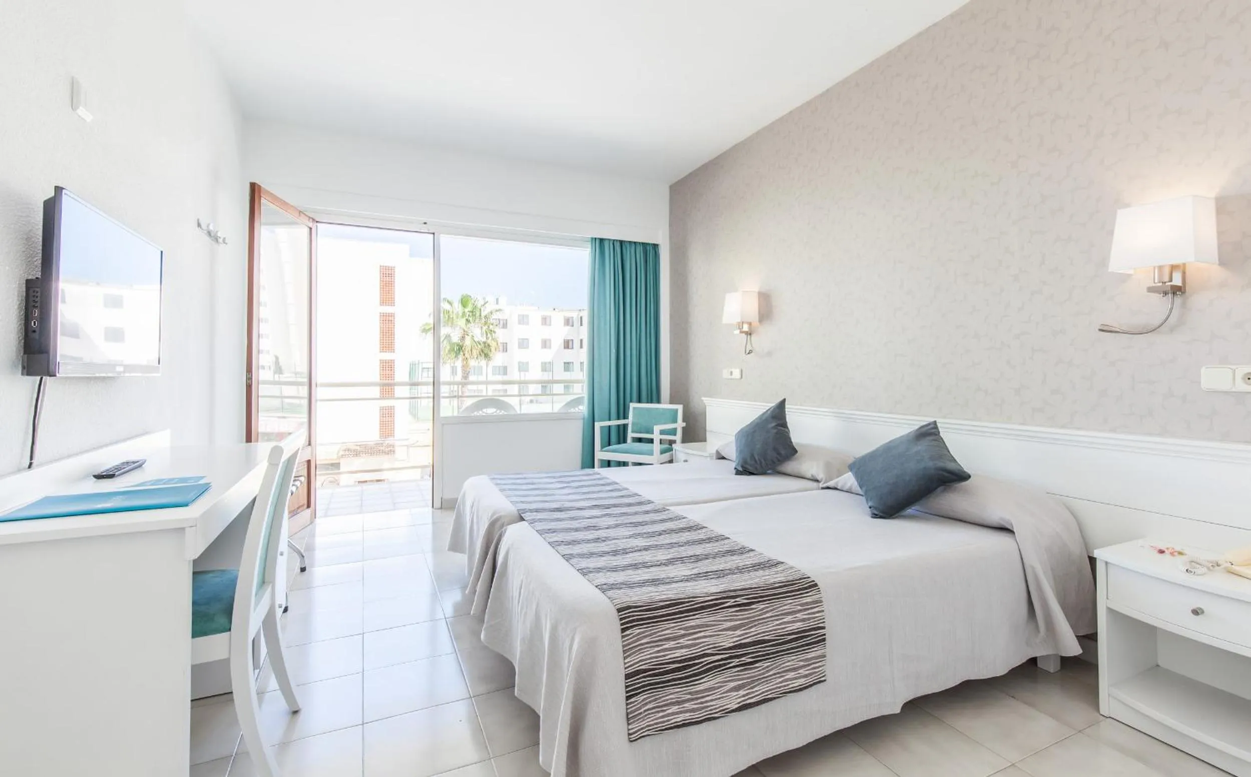 Photo of the whole room, Bed in BLUESEA Cala Millor