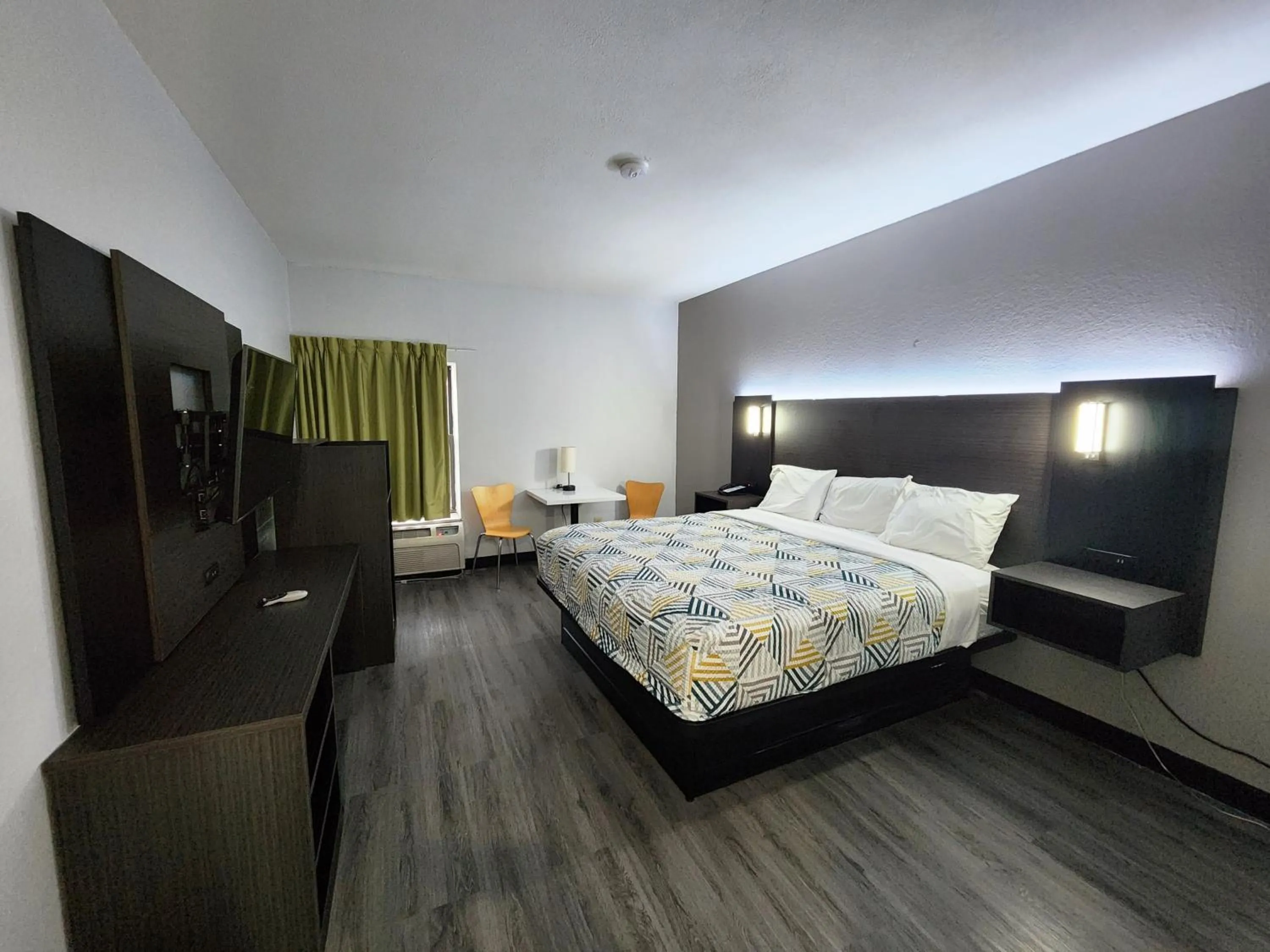 Bed in Motel 6-Pine Bluff, AR