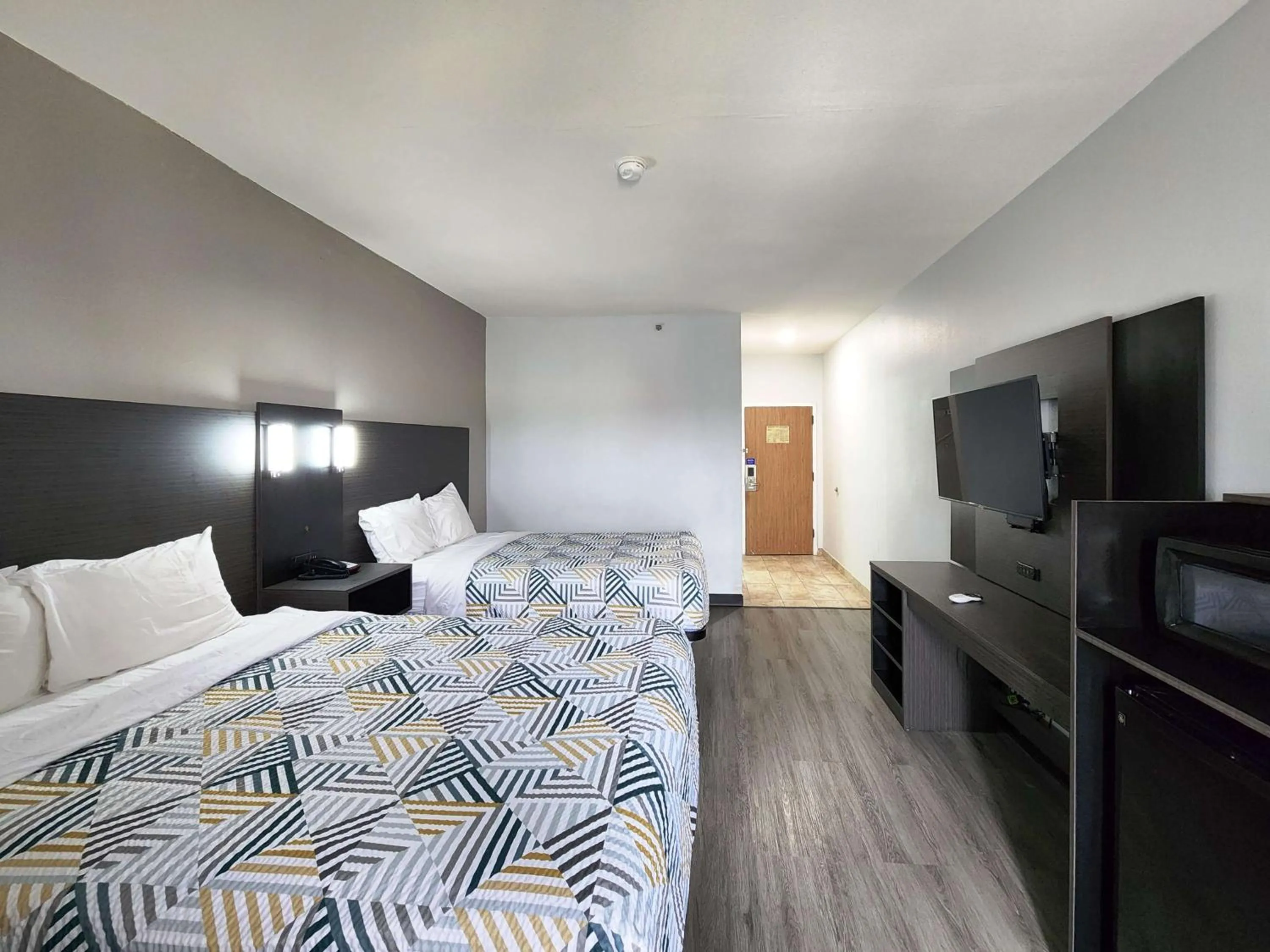 Bedroom, Bed in Motel 6-Pine Bluff, AR