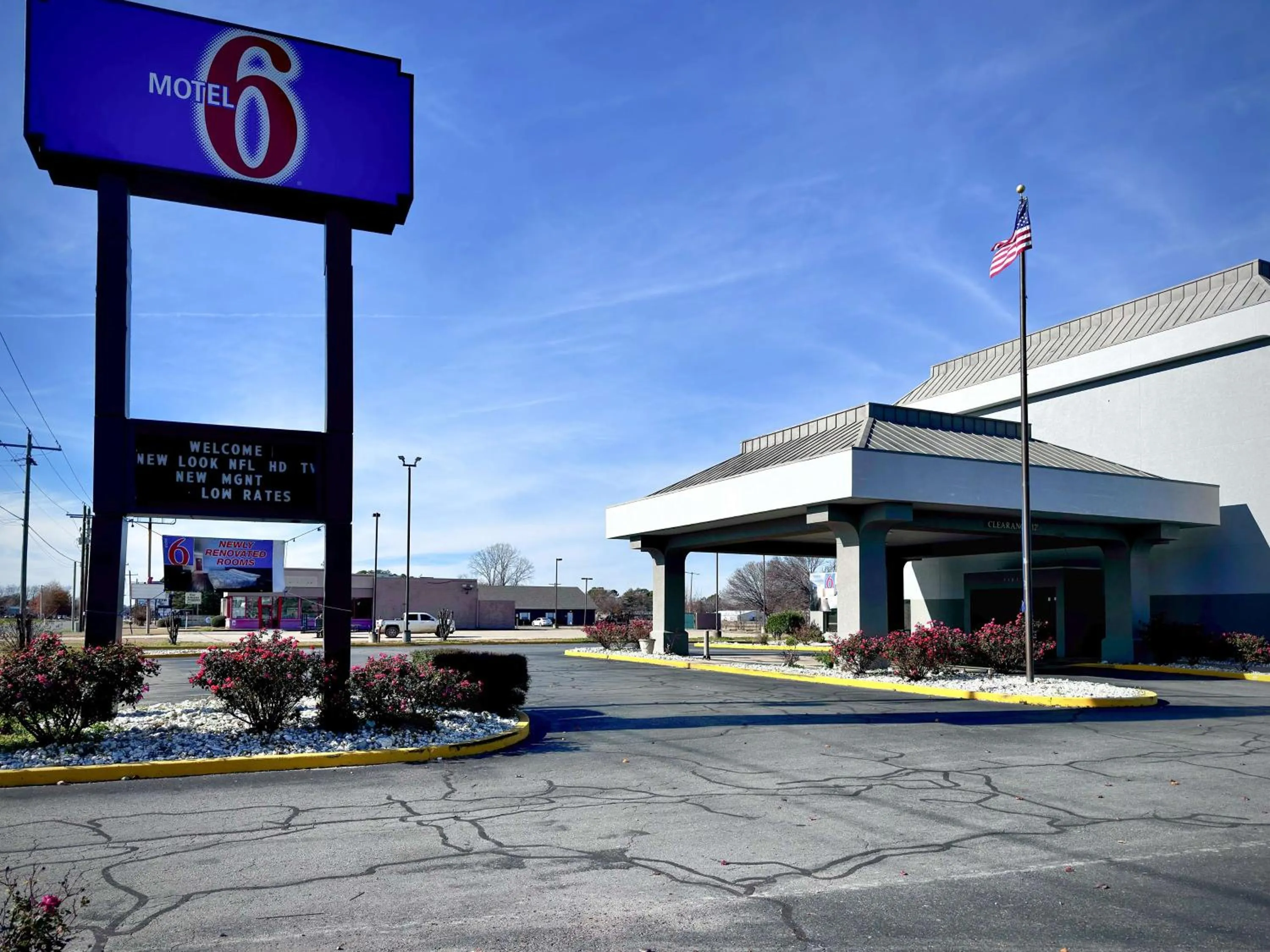 Property building in Motel 6-Pine Bluff, AR