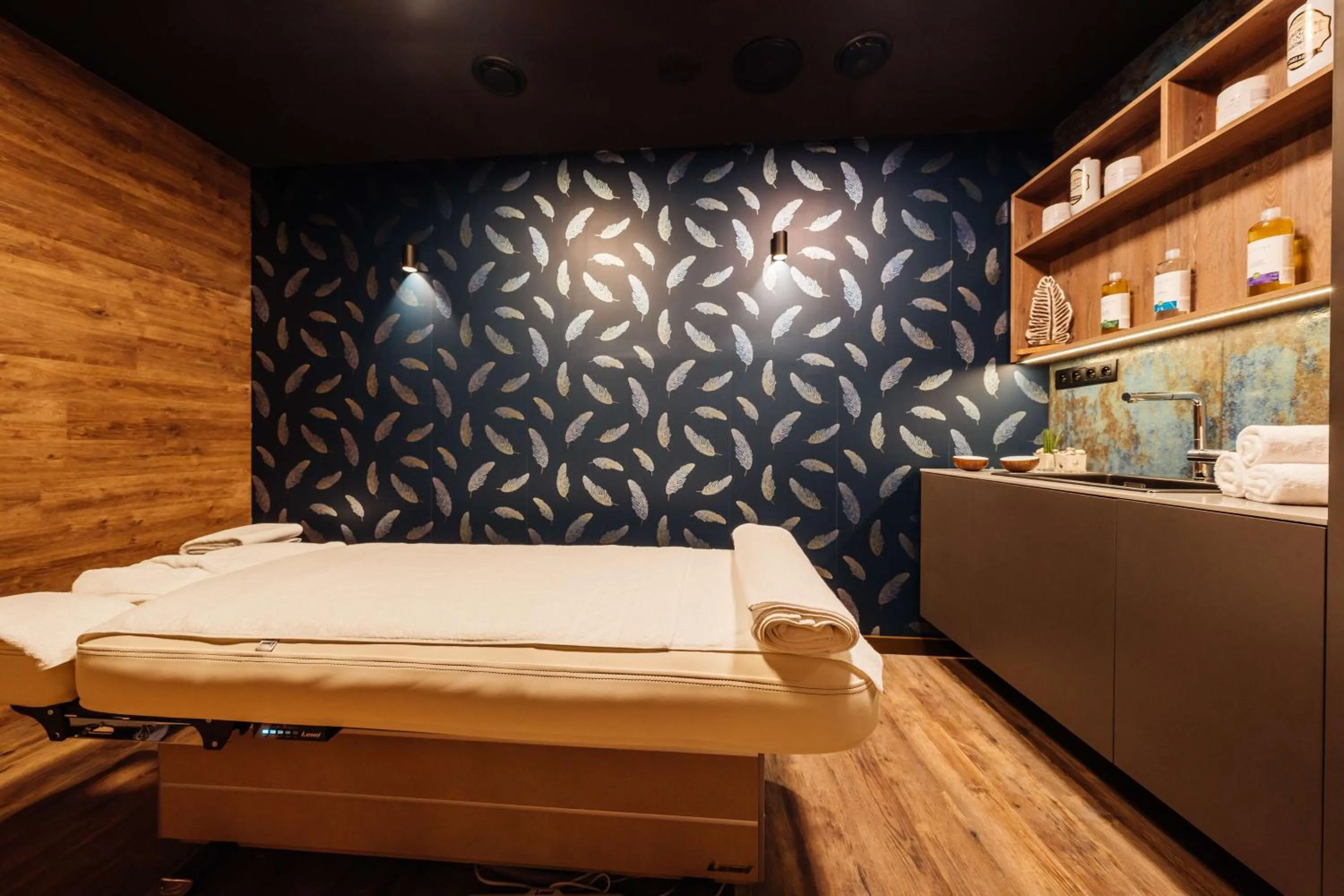 Spa and wellness centre/facilities, Bed in Radisson Blu Carlton Hotel, Bratislava