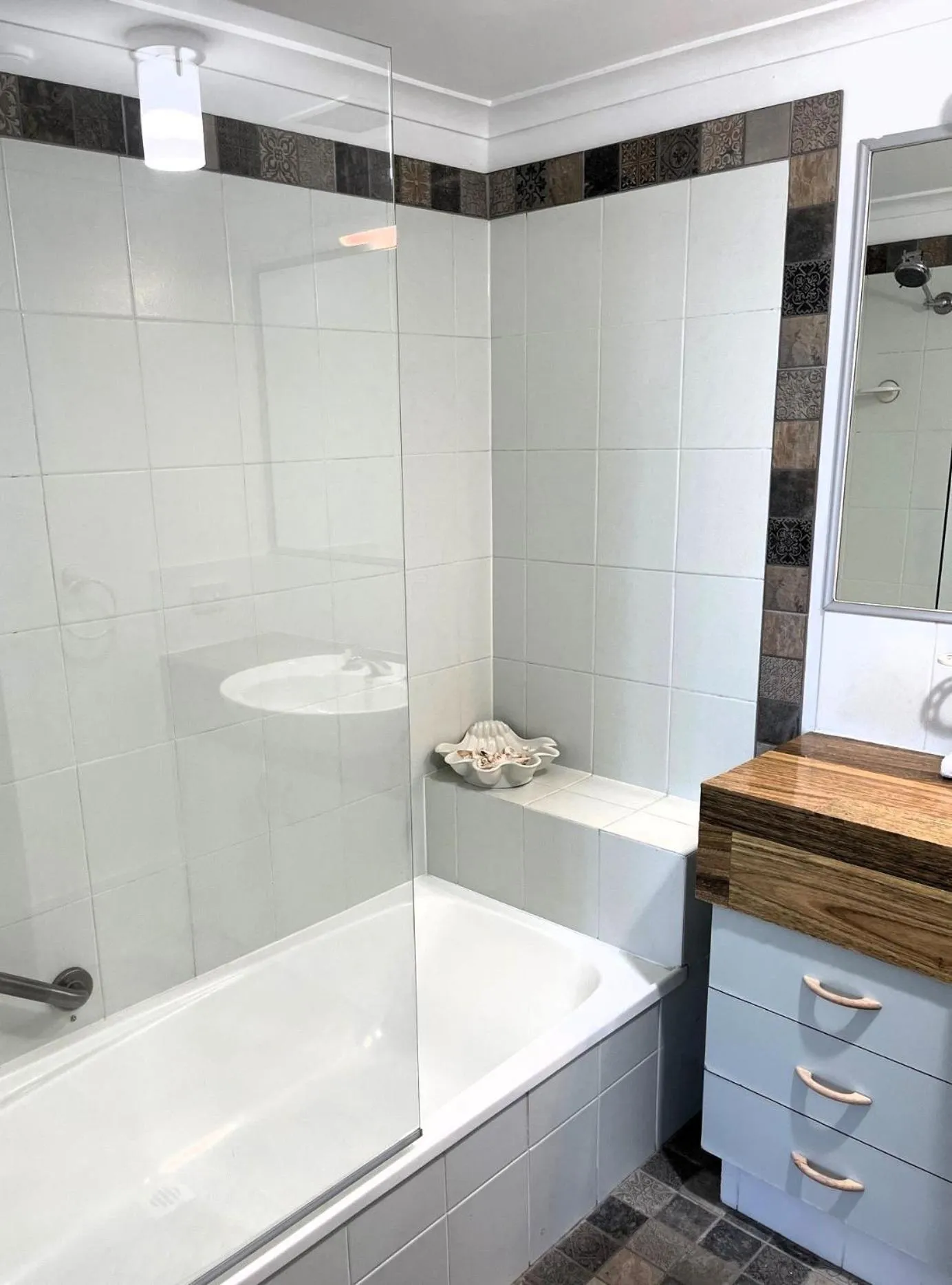 Shower in ULTIQA Points North