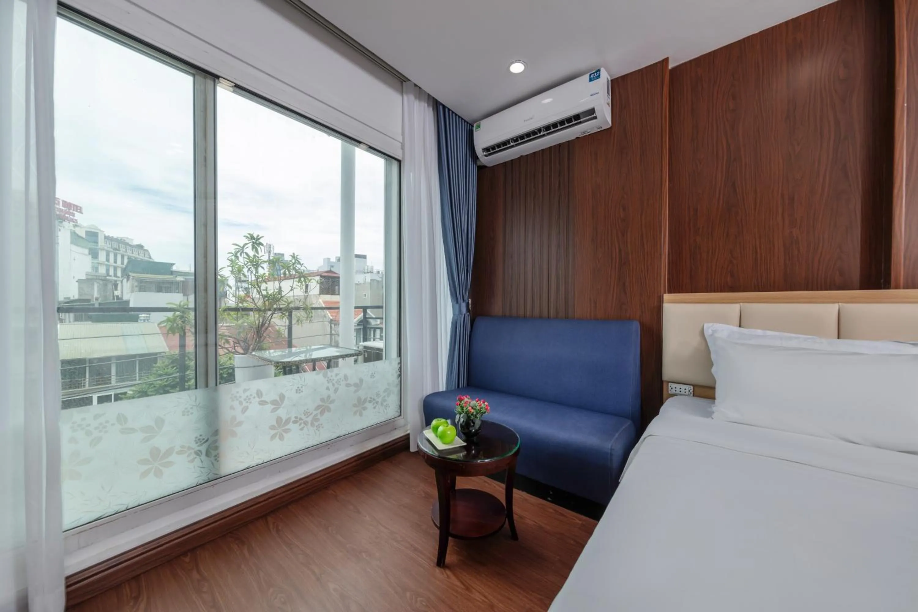 Seating area, Bed in Millennium Hanoi Hotel