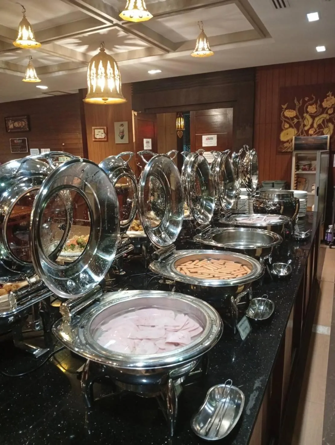 Restaurant/places to eat in Aiyaree Place Hotel SHA PLUS