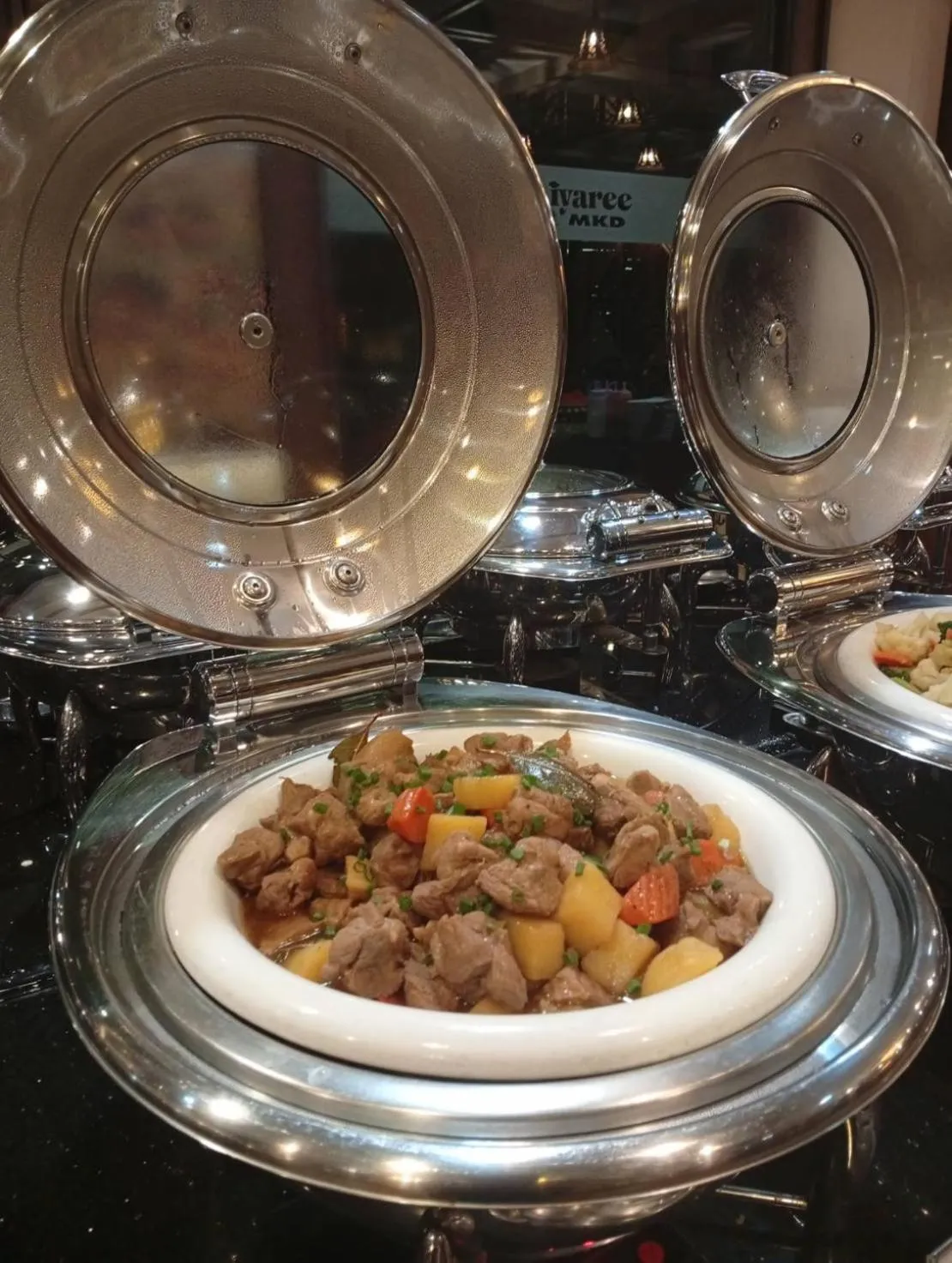 Restaurant/places to eat in Aiyaree Place Hotel SHA PLUS