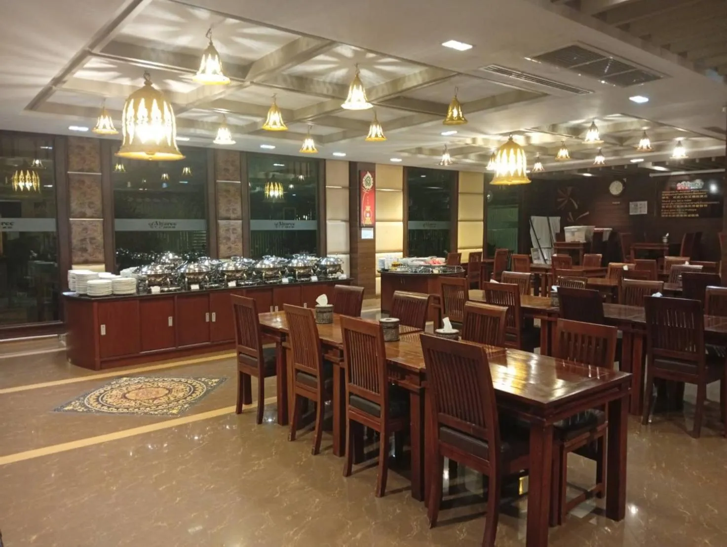 Restaurant/places to eat in Aiyaree Place Hotel SHA PLUS