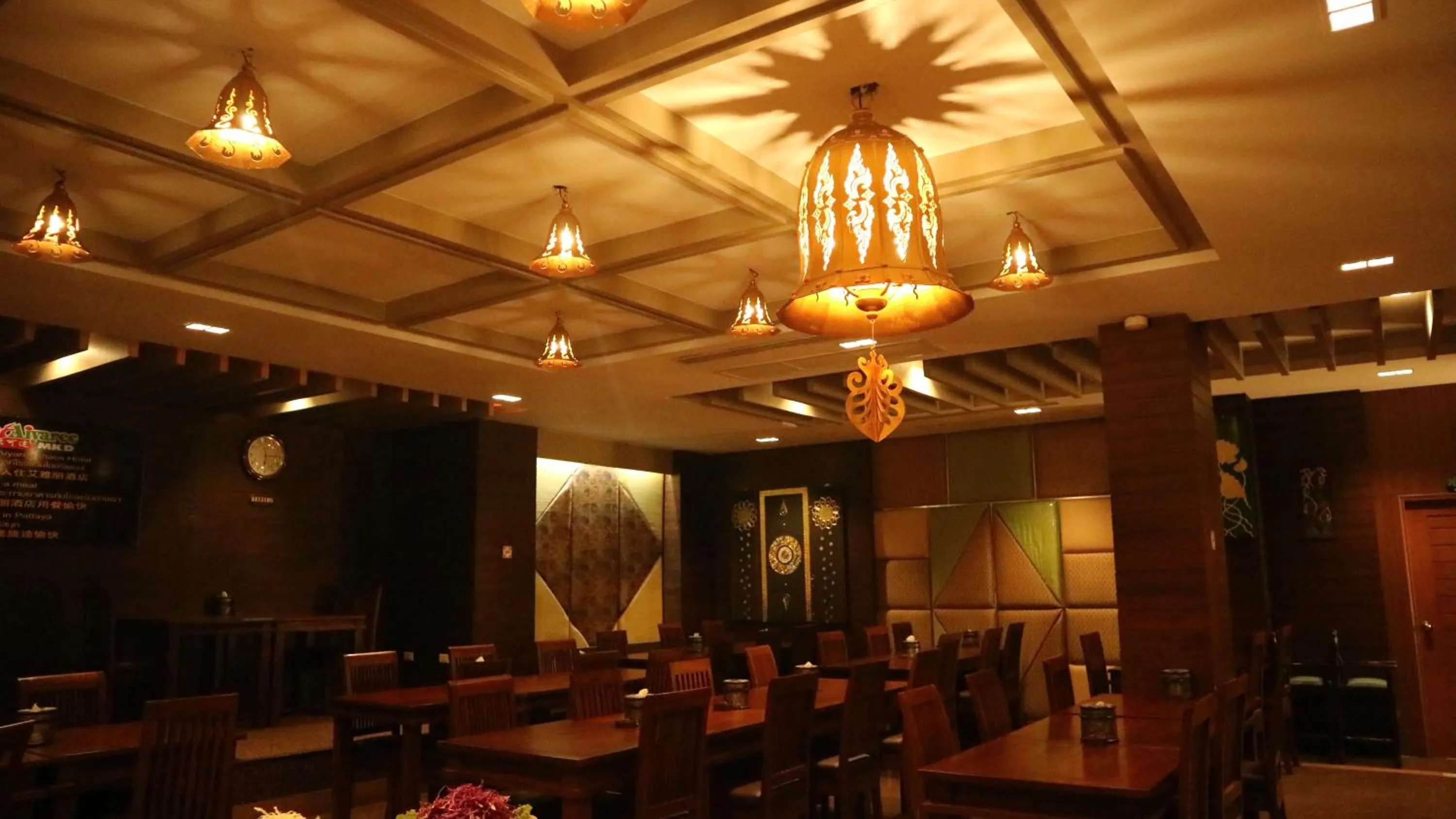 Restaurant/places to eat in Aiyaree Place Hotel SHA PLUS