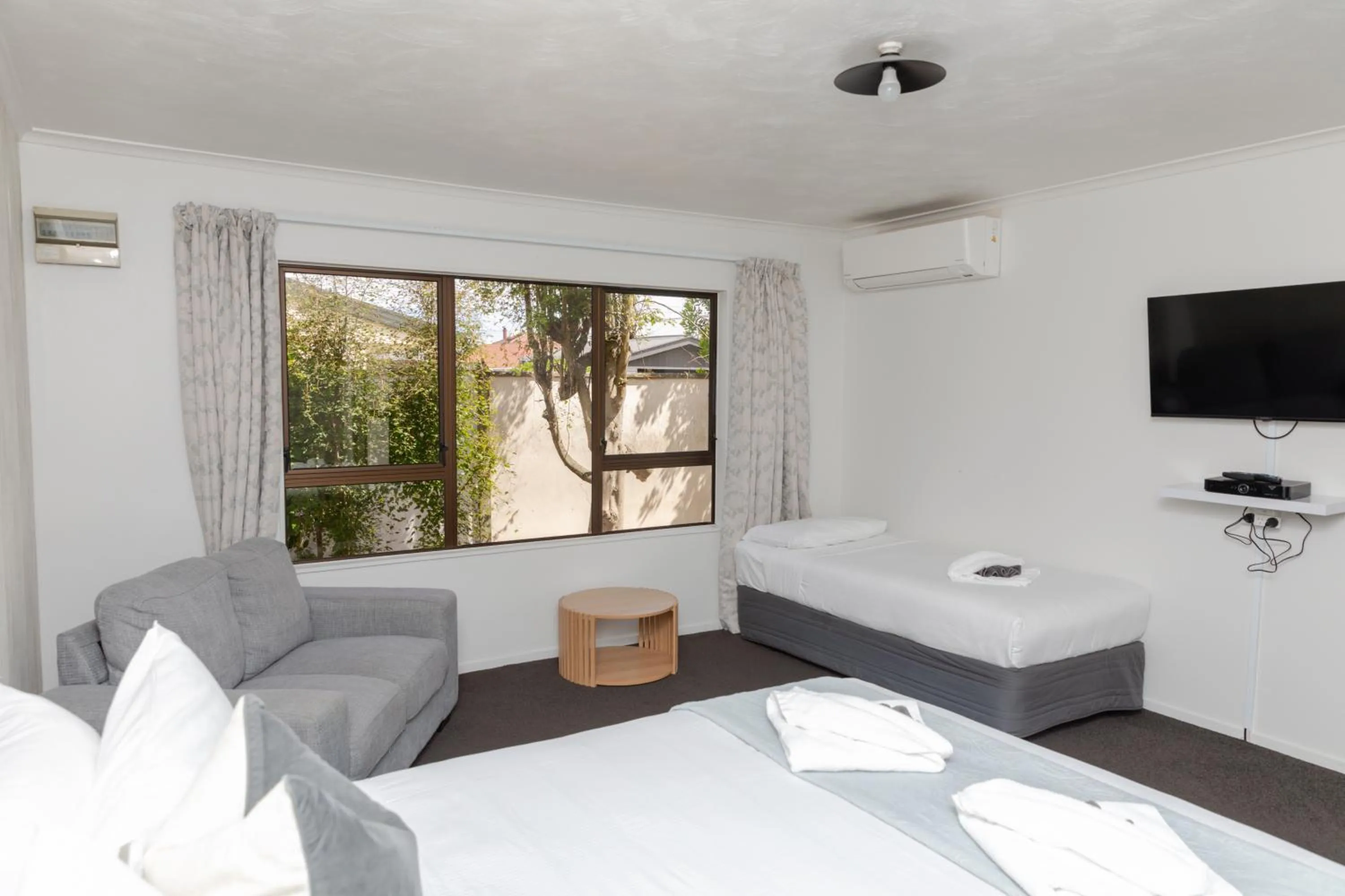 Communal lounge/ TV room, Bed in Amber Court Motel Nelson