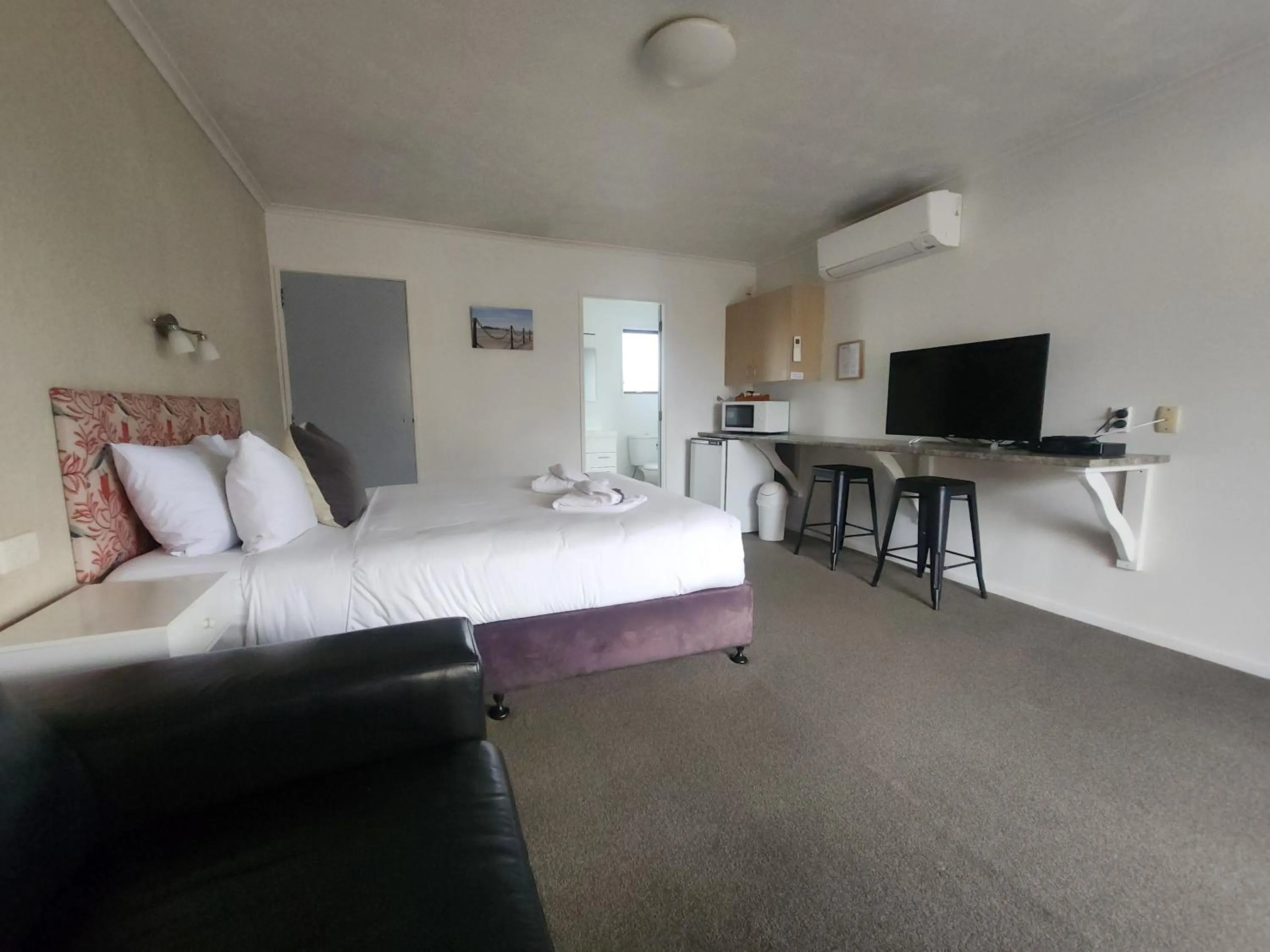 TV and multimedia, Bed in Amber Court Motel Nelson