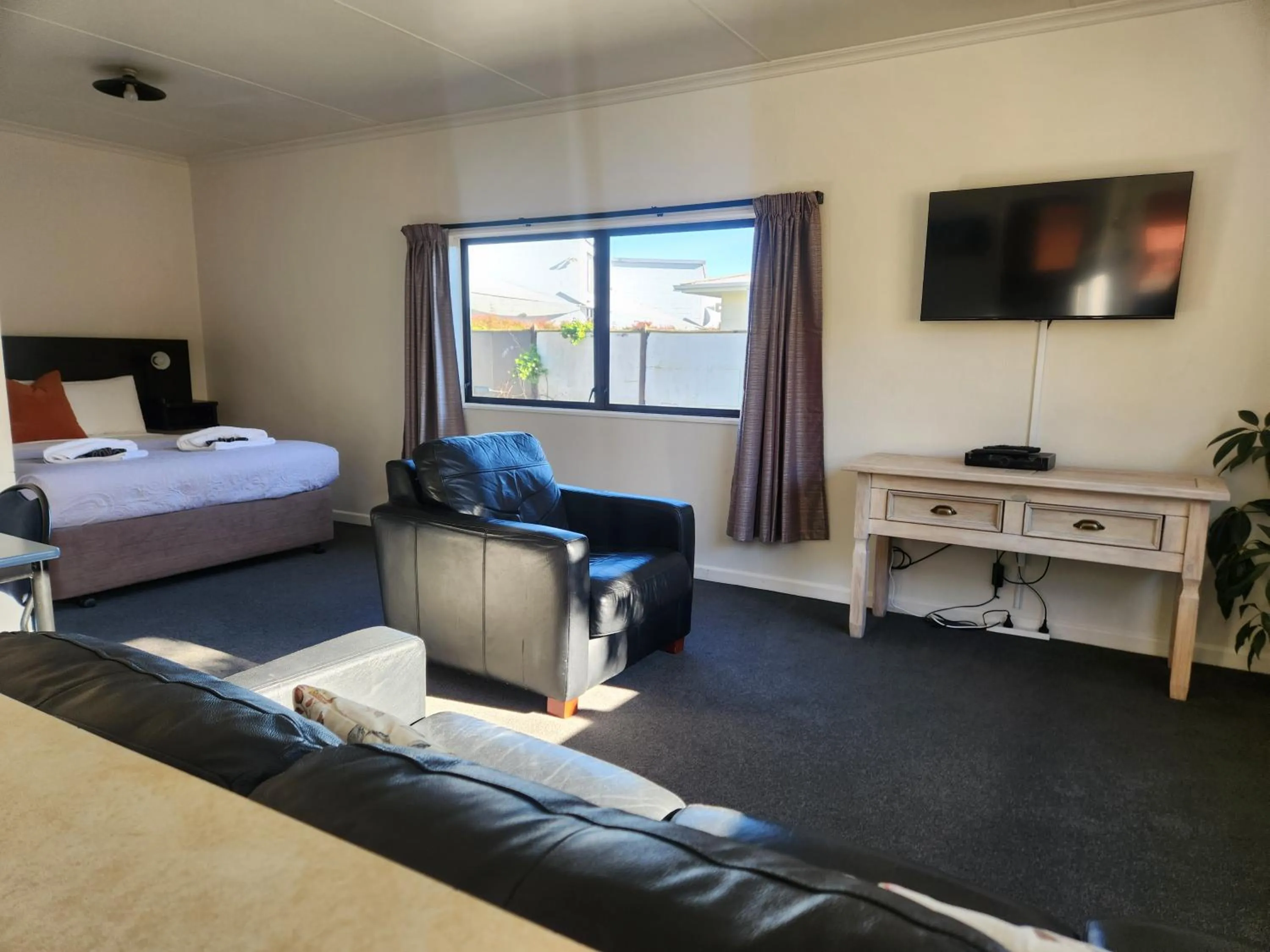 Bathroom, Bed in Amber Court Motel Nelson